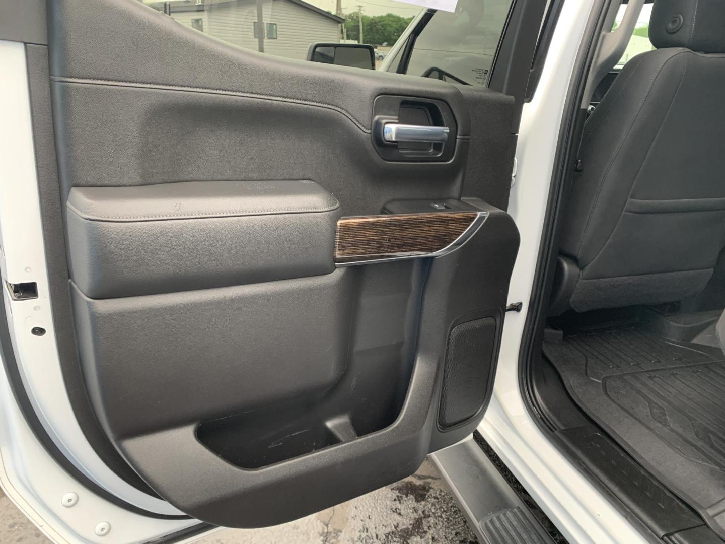 2021 WHITE /GRAY GMC Sierra 1500 Elevation Crew Cab 4WD (3GTU9CED7MG) with an 5.3L V8 OHV 16V engine, Automatic transmission, located at 506 S. Kingshighway, Cape Girardeau, MO, 63703, (573) 235-5000, 37.294991, -89.553635 - 2021 GMC Sierra 1500 Elevation Crew Cab 4WD 141,xxx miles One Owner Apple CarPlay Cloth Seats Heated Seats Backup Cam Bluetooth Keyless Entry Remote Start Heated Steering Wheel We have financing available and we accept trades! Fill out a credit application on our website or come by toda - Photo#17