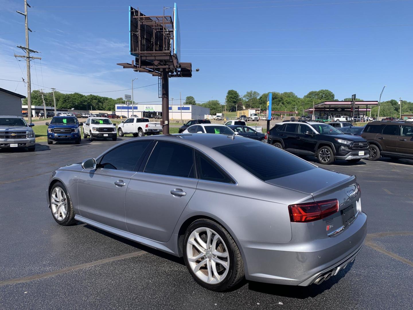 2017 GRAY /BLACK Audi S6 Premium plus (WAUFFAFC7HN) with an 4.0L V8 engine, Automatic transmission, located at 506 S. Kingshighway, Cape Girardeau, MO, 63703, (573) 235-5000, 37.294991, -89.553635 - 2017 Audi S6 Premium 72,xxx miles Heated Leather Seats Backup Cam Bluetooth Sunroof All Wheel Drive Remote Keyless Entry Push Button Start We have financing available and we accept trades! Fill out a credit application on our website or come by today! If you have any questions, give us a - Photo#5