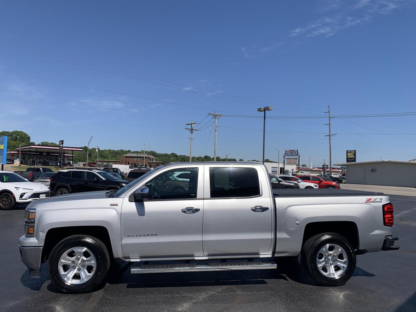 2014 SILVER /GRAY Chevrolet Silverado 1500 1LT Crew Cab 4WD (3GCUKREC9EG) with an 5.3L V8 OHV 16V engine, Automatic transmission, located at 506 S. Kingshighway, Cape Girardeau, MO, 63703, (573) 235-5000, 37.294991, -89.553635 - 2014 Chevrolet Silverado 1500 1LT Crew Cab 4WD 171,xxx miles 4WD Backup Cam Cruise Power Windows/Locks/Mirrors Remote Start Alarm System We have financing available and we accept trades! Fill out a credit application on our website or come by today! If you have any questions, give us a ca - Photo#4