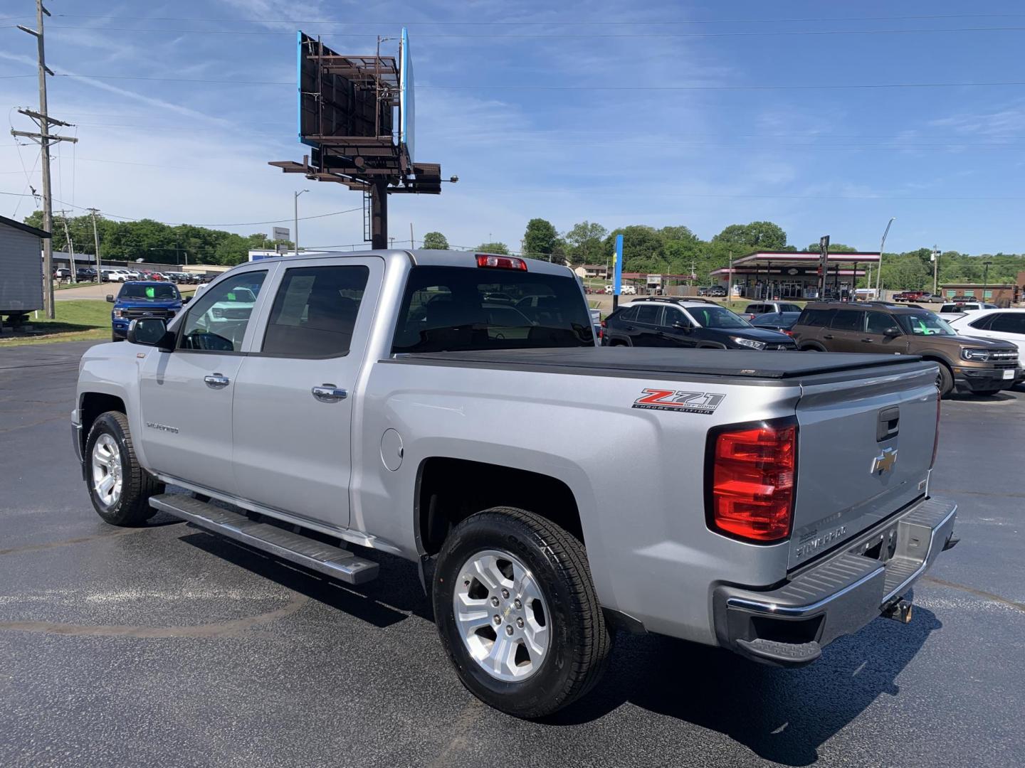 2014 SILVER /GRAY Chevrolet Silverado 1500 1LT Crew Cab 4WD (3GCUKREC9EG) with an 5.3L V8 OHV 16V engine, Automatic transmission, located at 506 S. Kingshighway, Cape Girardeau, MO, 63703, (573) 235-5000, 37.294991, -89.553635 - 2014 Chevrolet Silverado 1500 1LT Crew Cab 4WD 171,xxx miles 4WD Backup Cam Cruise Power Windows/Locks/Mirrors Remote Start Alarm System We have financing available and we accept trades! Fill out a credit application on our website or come by today! If you have any questions, give us a ca - Photo#5