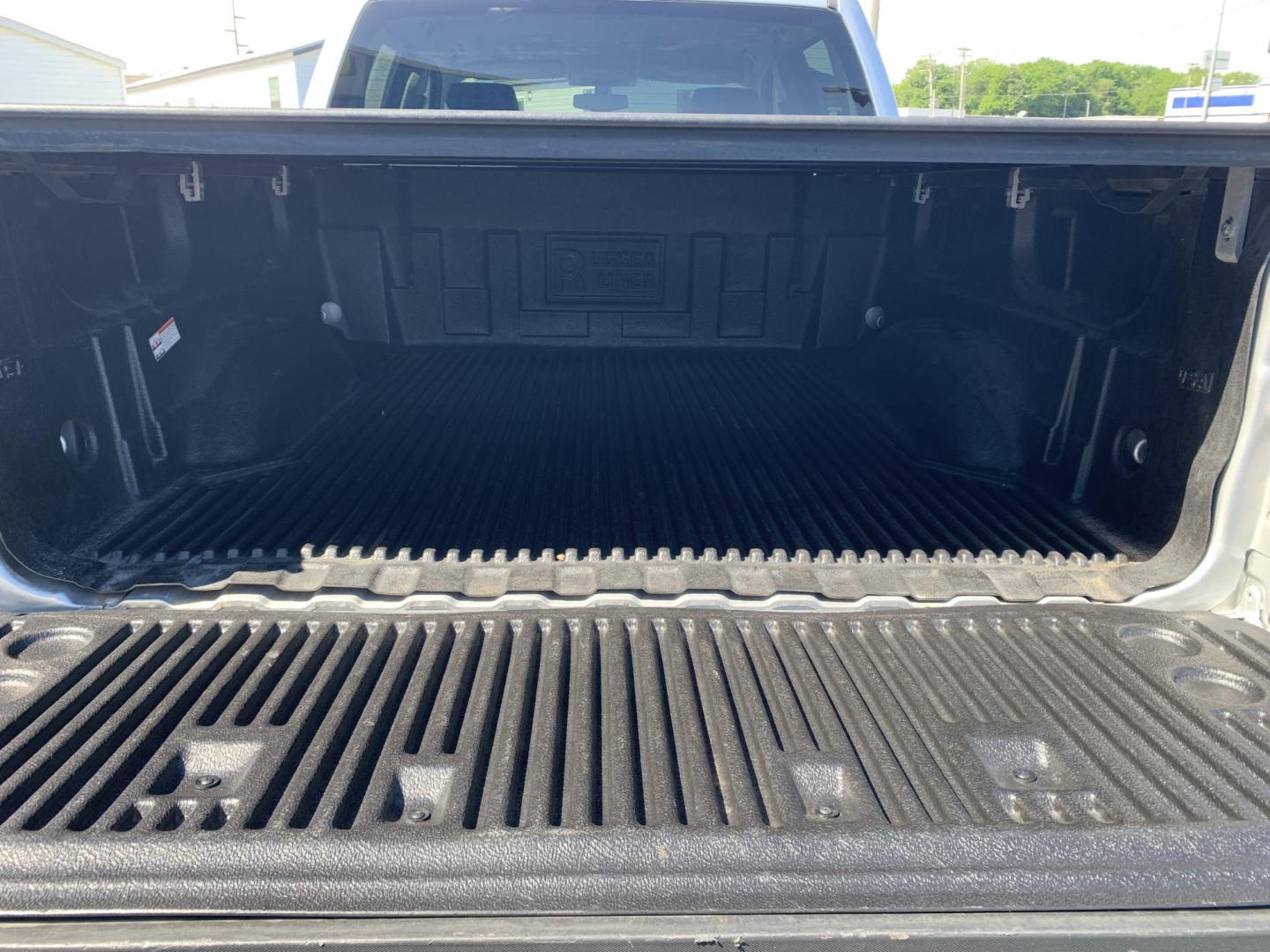 2014 SILVER /GRAY Chevrolet Silverado 1500 1LT Crew Cab 4WD (3GCUKREC9EG) with an 5.3L V8 OHV 16V engine, Automatic transmission, located at 506 S. Kingshighway, Cape Girardeau, MO, 63703, (573) 235-5000, 37.294991, -89.553635 - 2014 Chevrolet Silverado 1500 1LT Crew Cab 4WD 171,xxx miles 4WD Backup Cam Cruise Power Windows/Locks/Mirrors Remote Start Alarm System We have financing available and we accept trades! Fill out a credit application on our website or come by today! If you have any questions, give us a ca - Photo#7