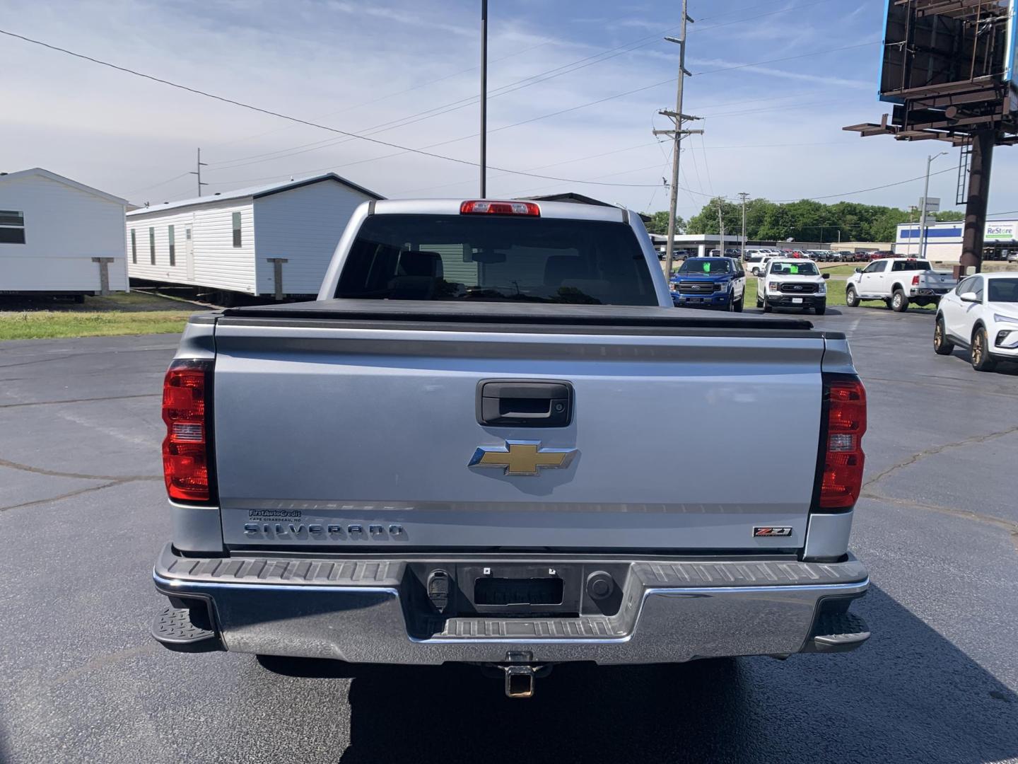 2014 SILVER /GRAY Chevrolet Silverado 1500 1LT Crew Cab 4WD (3GCUKREC9EG) with an 5.3L V8 OHV 16V engine, Automatic transmission, located at 506 S. Kingshighway, Cape Girardeau, MO, 63703, (573) 235-5000, 37.294991, -89.553635 - 2014 Chevrolet Silverado 1500 1LT Crew Cab 4WD 171,xxx miles 4WD Backup Cam Cruise Power Windows/Locks/Mirrors Remote Start Alarm System We have financing available and we accept trades! Fill out a credit application on our website or come by today! If you have any questions, give us a ca - Photo#6