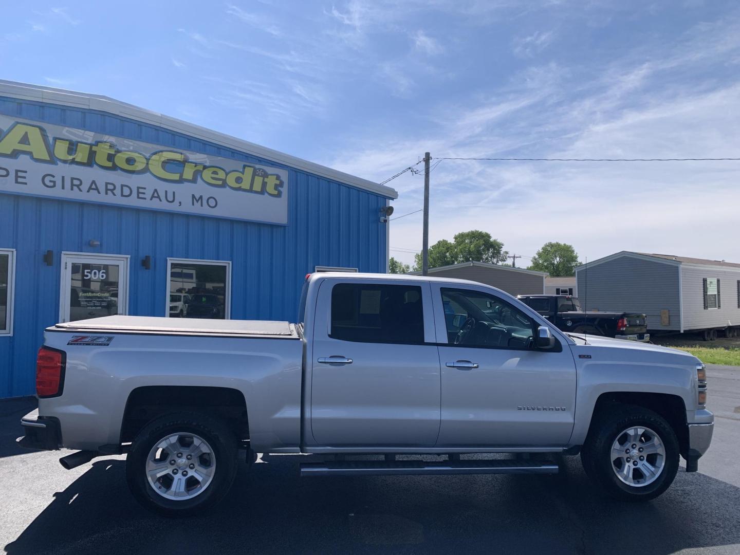 2014 SILVER /GRAY Chevrolet Silverado 1500 1LT Crew Cab 4WD (3GCUKREC9EG) with an 5.3L V8 OHV 16V engine, Automatic transmission, located at 506 S. Kingshighway, Cape Girardeau, MO, 63703, (573) 235-5000, 37.294991, -89.553635 - 2014 Chevrolet Silverado 1500 1LT Crew Cab 4WD 171,xxx miles 4WD Backup Cam Cruise Power Windows/Locks/Mirrors Remote Start Alarm System We have financing available and we accept trades! Fill out a credit application on our website or come by today! If you have any questions, give us a ca - Photo#10