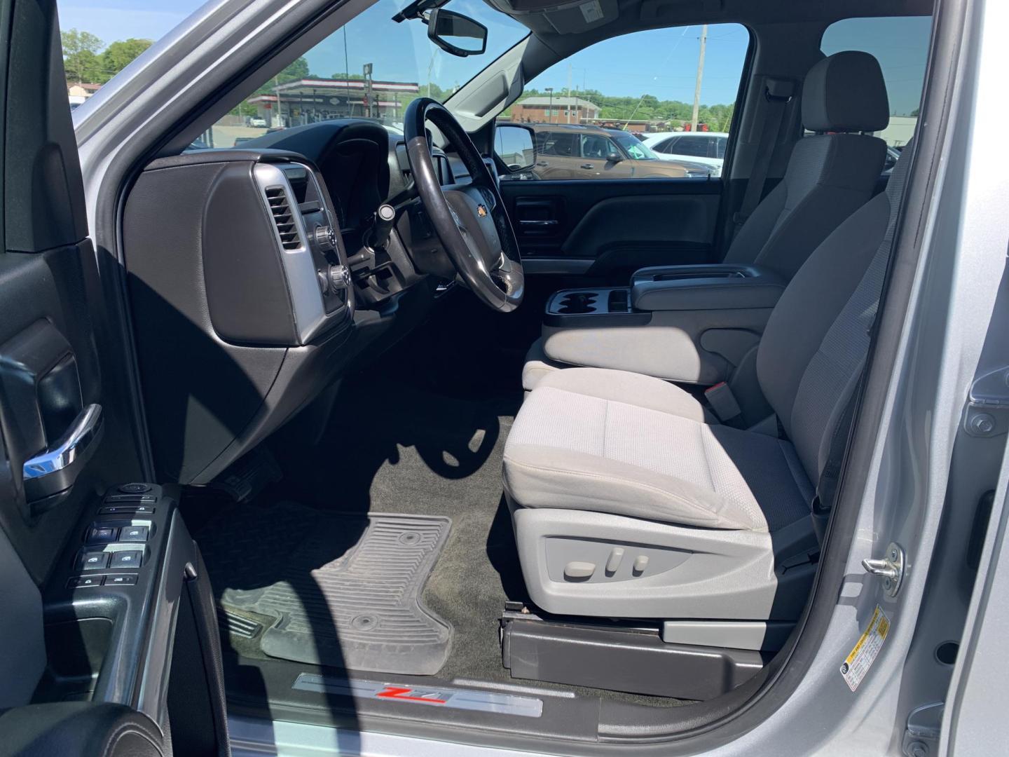 2014 SILVER /GRAY Chevrolet Silverado 1500 1LT Crew Cab 4WD (3GCUKREC9EG) with an 5.3L V8 OHV 16V engine, Automatic transmission, located at 506 S. Kingshighway, Cape Girardeau, MO, 63703, (573) 235-5000, 37.294991, -89.553635 - 2014 Chevrolet Silverado 1500 1LT Crew Cab 4WD 171,xxx miles 4WD Backup Cam Cruise Power Windows/Locks/Mirrors Remote Start Alarm System We have financing available and we accept trades! Fill out a credit application on our website or come by today! If you have any questions, give us a ca - Photo#19