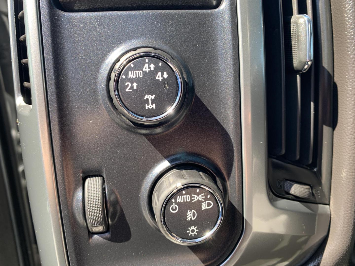 2014 SILVER /GRAY Chevrolet Silverado 1500 1LT Crew Cab 4WD (3GCUKREC9EG) with an 5.3L V8 OHV 16V engine, Automatic transmission, located at 506 S. Kingshighway, Cape Girardeau, MO, 63703, (573) 235-5000, 37.294991, -89.553635 - 2014 Chevrolet Silverado 1500 1LT Crew Cab 4WD 171,xxx miles 4WD Backup Cam Cruise Power Windows/Locks/Mirrors Remote Start Alarm System We have financing available and we accept trades! Fill out a credit application on our website or come by today! If you have any questions, give us a ca - Photo#21