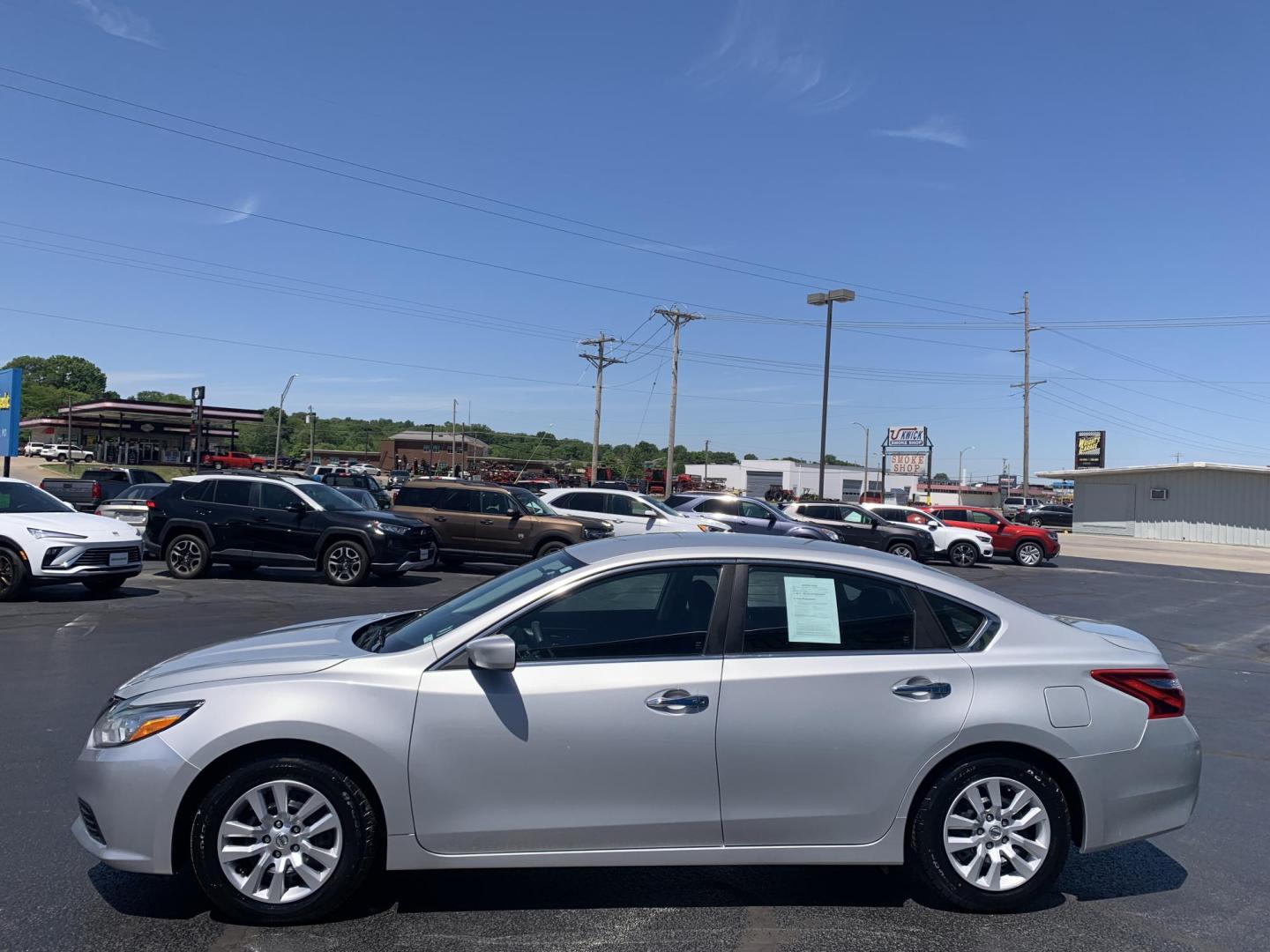 2016 SILVER /BLACK Nissan Altima 2.5 SL (1N4AL3AP9GN) with an 2.5L L4 DOHC 16V engine, Automatic transmission, located at 506 S. Kingshighway, Cape Girardeau, MO, 63703, (573) 235-5000, 37.294991, -89.553635 - 2016 Nissan Altima 2.5 SL 119,xxx miles One Owner Front Wheel Drive Cruise Backup Cam Power Windows/Locks/Mirrors We have financing available and we accept trades! Fill out a credit application on our website or come by today! If you have any questions, give us a call at (573) 235-5000 o - Photo#4