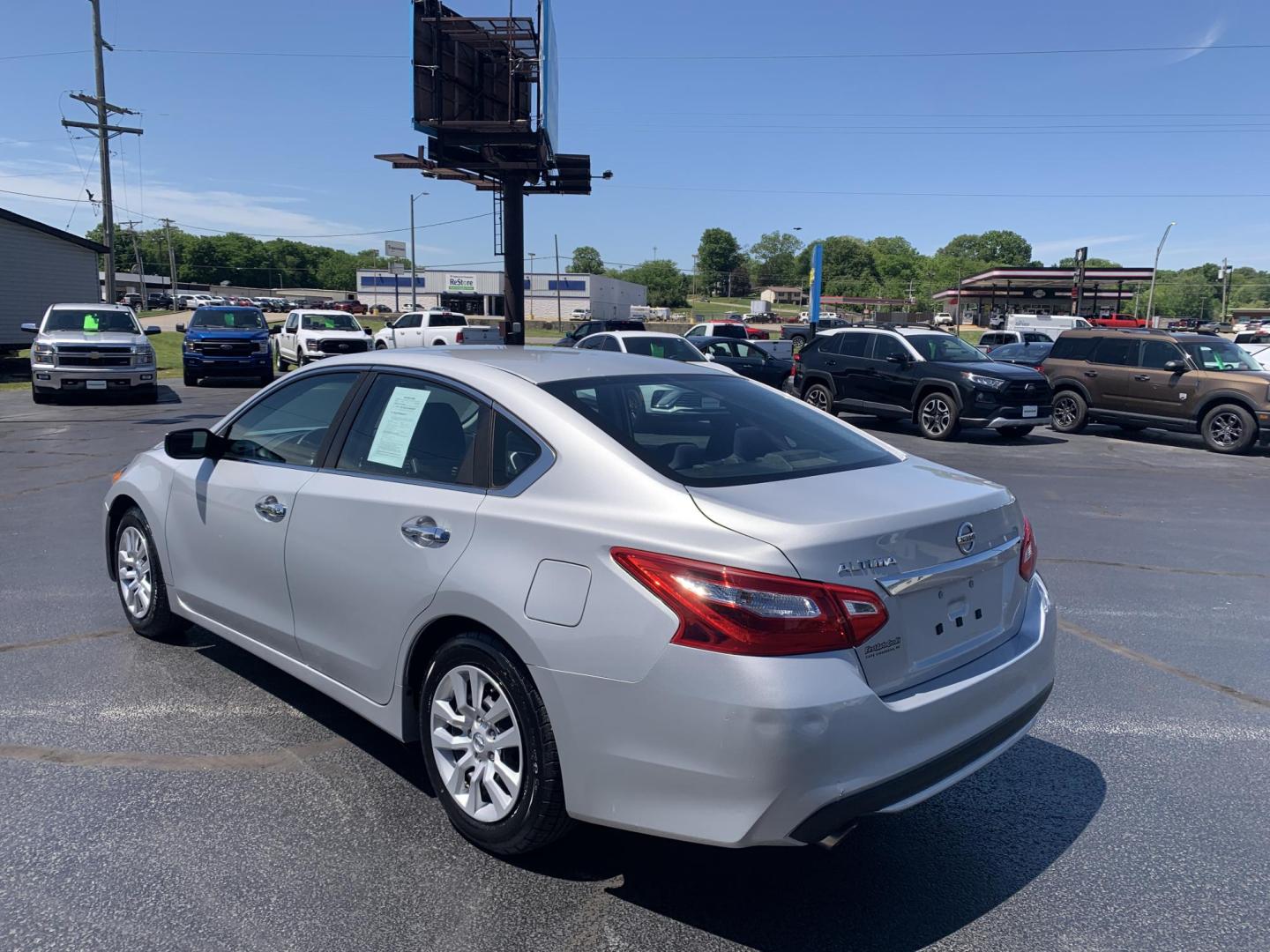 2016 SILVER /BLACK Nissan Altima 2.5 SL (1N4AL3AP9GN) with an 2.5L L4 DOHC 16V engine, Automatic transmission, located at 506 S. Kingshighway, Cape Girardeau, MO, 63703, (573) 235-5000, 37.294991, -89.553635 - 2016 Nissan Altima 2.5 SL 119,xxx miles One Owner Front Wheel Drive Cruise Backup Cam Power Windows/Locks/Mirrors We have financing available and we accept trades! Fill out a credit application on our website or come by today! If you have any questions, give us a call at (573) 235-5000 o - Photo#5