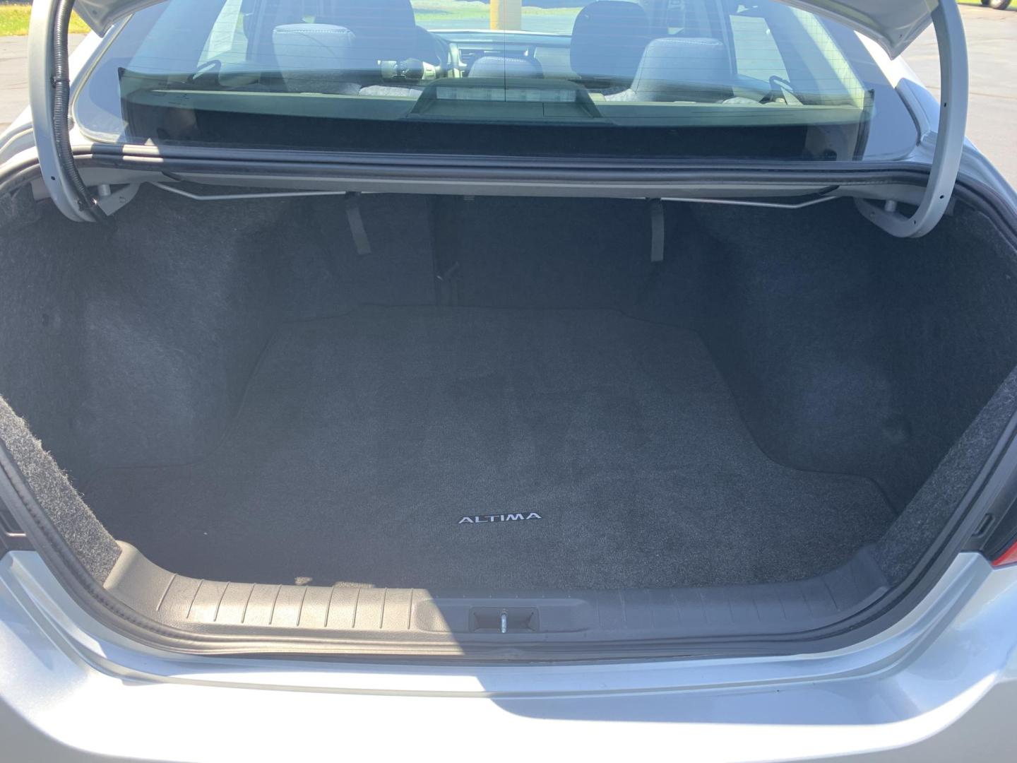 2016 SILVER /BLACK Nissan Altima 2.5 SL (1N4AL3AP9GN) with an 2.5L L4 DOHC 16V engine, Automatic transmission, located at 506 S. Kingshighway, Cape Girardeau, MO, 63703, (573) 235-5000, 37.294991, -89.553635 - 2016 Nissan Altima 2.5 SL 119,xxx miles One Owner Front Wheel Drive Cruise Backup Cam Power Windows/Locks/Mirrors We have financing available and we accept trades! Fill out a credit application on our website or come by today! If you have any questions, give us a call at (573) 235-5000 o - Photo#7
