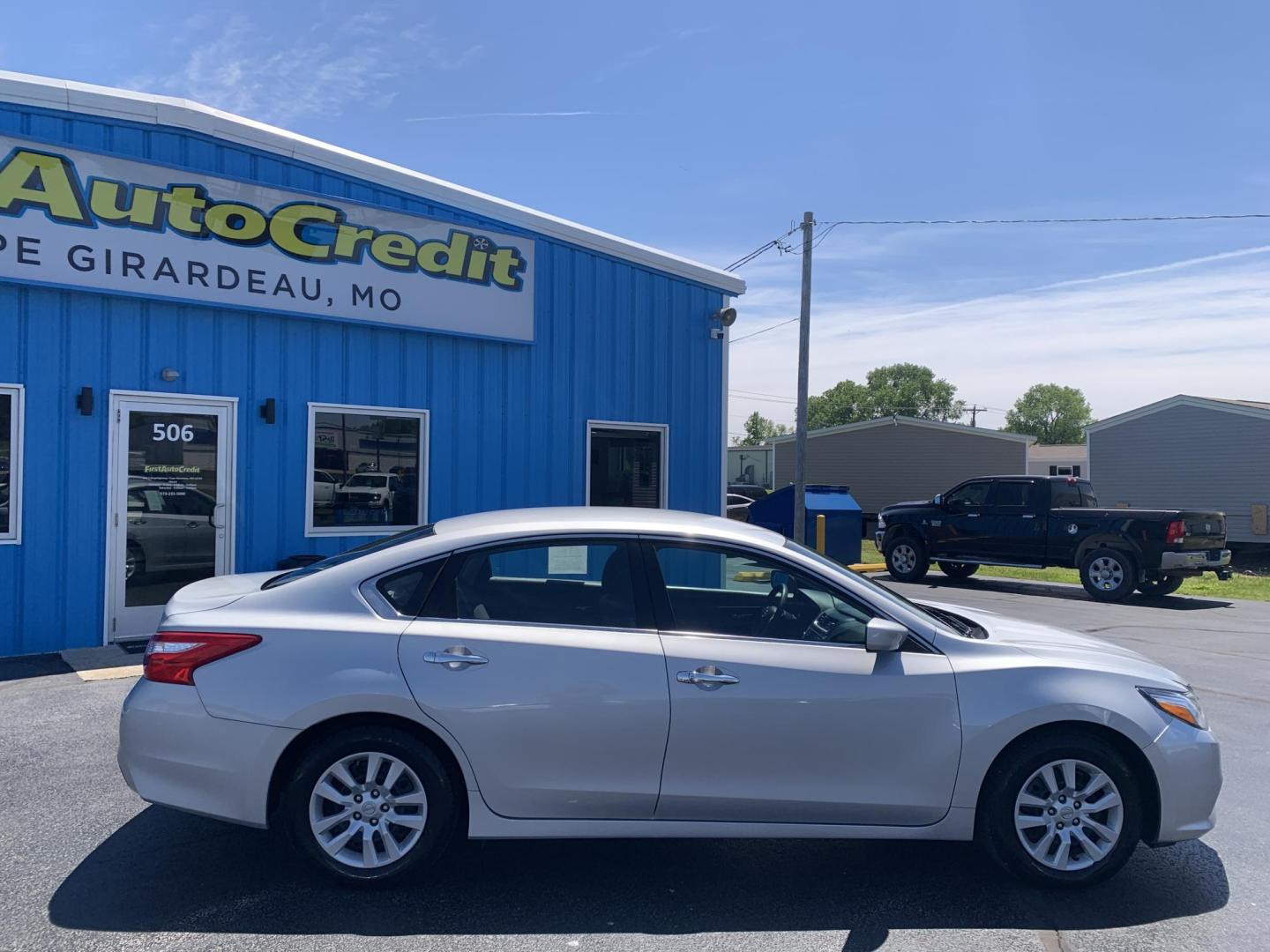 2016 SILVER /BLACK Nissan Altima 2.5 SL (1N4AL3AP9GN) with an 2.5L L4 DOHC 16V engine, Automatic transmission, located at 506 S. Kingshighway, Cape Girardeau, MO, 63703, (573) 235-5000, 37.294991, -89.553635 - 2016 Nissan Altima 2.5 SL 119,xxx miles One Owner Front Wheel Drive Cruise Backup Cam Power Windows/Locks/Mirrors We have financing available and we accept trades! Fill out a credit application on our website or come by today! If you have any questions, give us a call at (573) 235-5000 o - Photo#9
