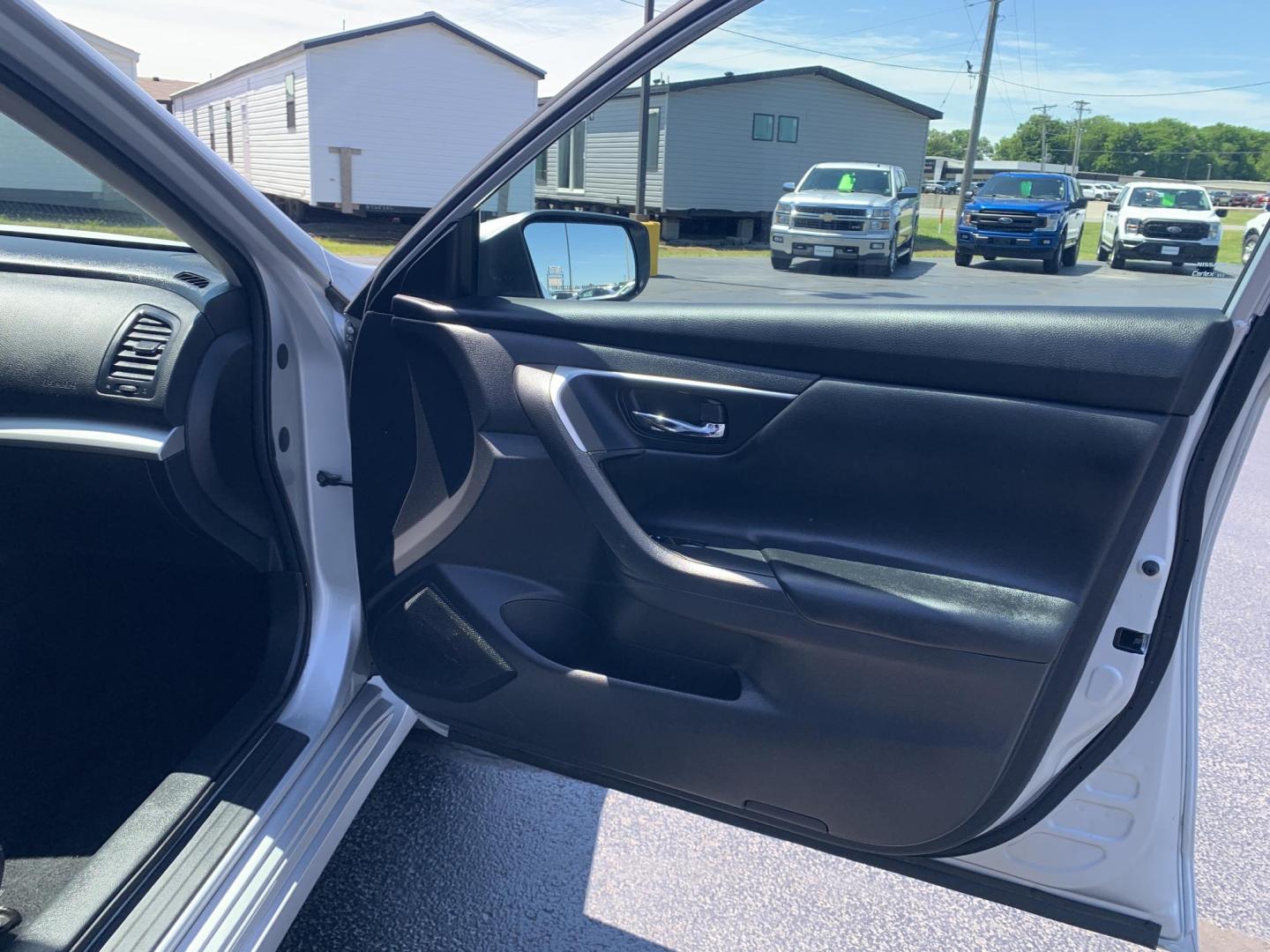 2016 SILVER /BLACK Nissan Altima 2.5 SL (1N4AL3AP9GN) with an 2.5L L4 DOHC 16V engine, Automatic transmission, located at 506 S. Kingshighway, Cape Girardeau, MO, 63703, (573) 235-5000, 37.294991, -89.553635 - 2016 Nissan Altima 2.5 SL 119,xxx miles One Owner Front Wheel Drive Cruise Backup Cam Power Windows/Locks/Mirrors We have financing available and we accept trades! Fill out a credit application on our website or come by today! If you have any questions, give us a call at (573) 235-5000 o - Photo#10