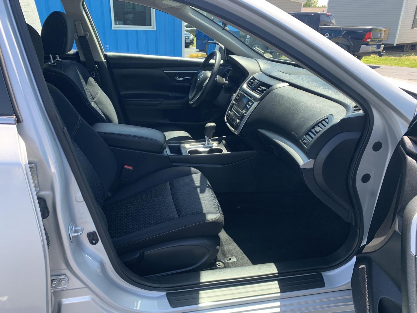 2016 SILVER /BLACK Nissan Altima 2.5 SL (1N4AL3AP9GN) with an 2.5L L4 DOHC 16V engine, Automatic transmission, located at 506 S. Kingshighway, Cape Girardeau, MO, 63703, (573) 235-5000, 37.294991, -89.553635 - 2016 Nissan Altima 2.5 SL 119,xxx miles One Owner Front Wheel Drive Cruise Backup Cam Power Windows/Locks/Mirrors We have financing available and we accept trades! Fill out a credit application on our website or come by today! If you have any questions, give us a call at (573) 235-5000 o - Photo#11
