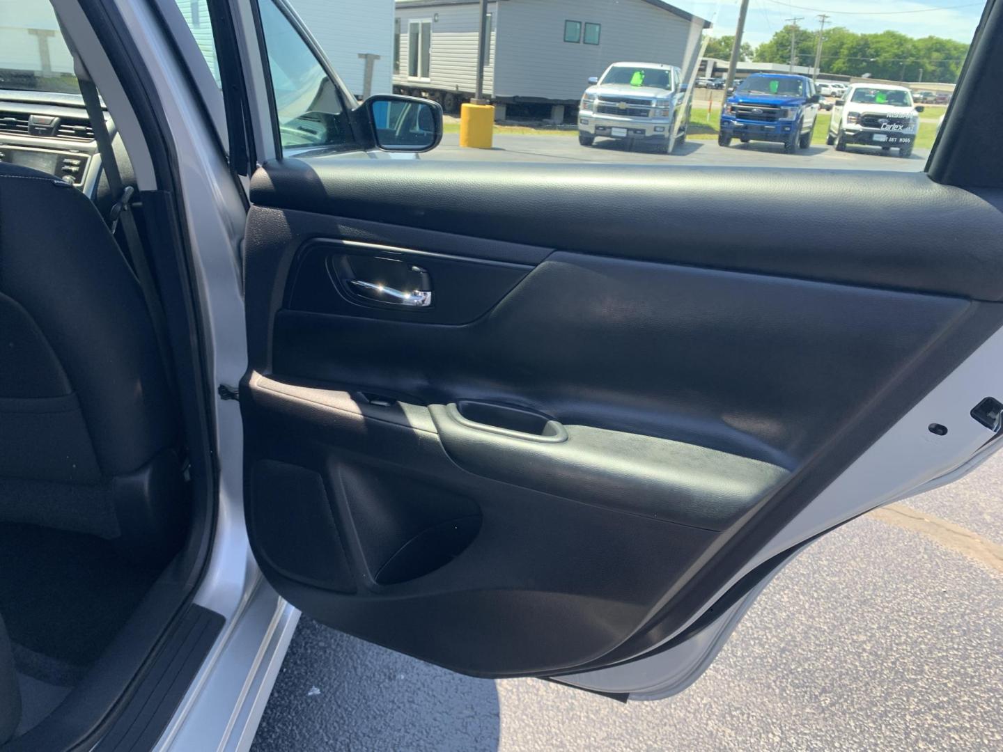 2016 SILVER /BLACK Nissan Altima 2.5 SL (1N4AL3AP9GN) with an 2.5L L4 DOHC 16V engine, Automatic transmission, located at 506 S. Kingshighway, Cape Girardeau, MO, 63703, (573) 235-5000, 37.294991, -89.553635 - 2016 Nissan Altima 2.5 SL 119,xxx miles One Owner Front Wheel Drive Cruise Backup Cam Power Windows/Locks/Mirrors We have financing available and we accept trades! Fill out a credit application on our website or come by today! If you have any questions, give us a call at (573) 235-5000 o - Photo#12