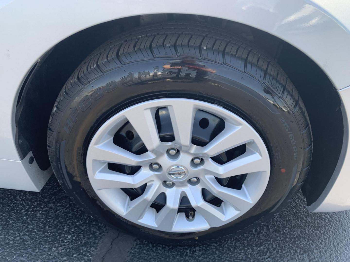 2016 SILVER /BLACK Nissan Altima 2.5 SL (1N4AL3AP9GN) with an 2.5L L4 DOHC 16V engine, Automatic transmission, located at 506 S. Kingshighway, Cape Girardeau, MO, 63703, (573) 235-5000, 37.294991, -89.553635 - 2016 Nissan Altima 2.5 SL 119,xxx miles One Owner Front Wheel Drive Cruise Backup Cam Power Windows/Locks/Mirrors We have financing available and we accept trades! Fill out a credit application on our website or come by today! If you have any questions, give us a call at (573) 235-5000 o - Photo#30
