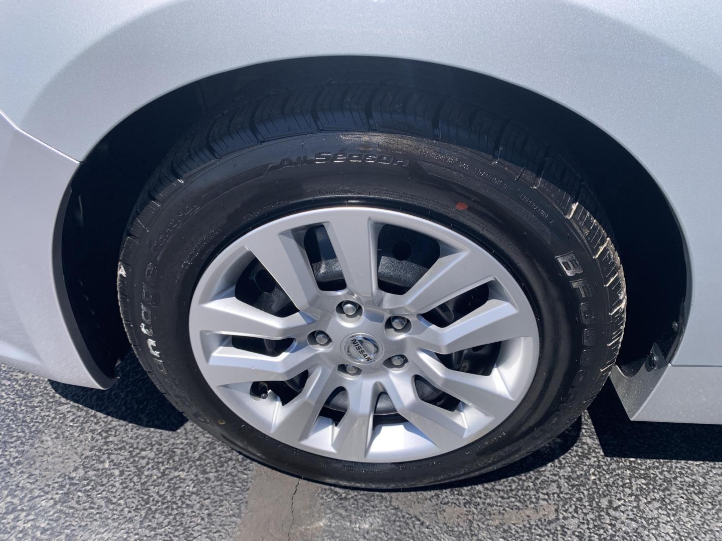 2016 SILVER /BLACK Nissan Altima 2.5 SL (1N4AL3AP9GN) with an 2.5L L4 DOHC 16V engine, Automatic transmission, located at 506 S. Kingshighway, Cape Girardeau, MO, 63703, (573) 235-5000, 37.294991, -89.553635 - 2016 Nissan Altima 2.5 SL 119,xxx miles One Owner Front Wheel Drive Cruise Backup Cam Power Windows/Locks/Mirrors We have financing available and we accept trades! Fill out a credit application on our website or come by today! If you have any questions, give us a call at (573) 235-5000 o - Photo#33