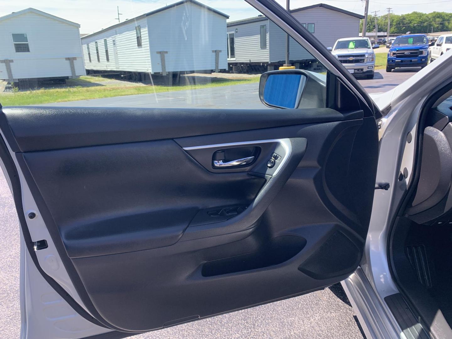 2016 SILVER /BLACK Nissan Altima 2.5 SL (1N4AL3AP9GN) with an 2.5L L4 DOHC 16V engine, Automatic transmission, located at 506 S. Kingshighway, Cape Girardeau, MO, 63703, (573) 235-5000, 37.294991, -89.553635 - 2016 Nissan Altima 2.5 SL 119,xxx miles One Owner Front Wheel Drive Cruise Backup Cam Power Windows/Locks/Mirrors We have financing available and we accept trades! Fill out a credit application on our website or come by today! If you have any questions, give us a call at (573) 235-5000 o - Photo#17