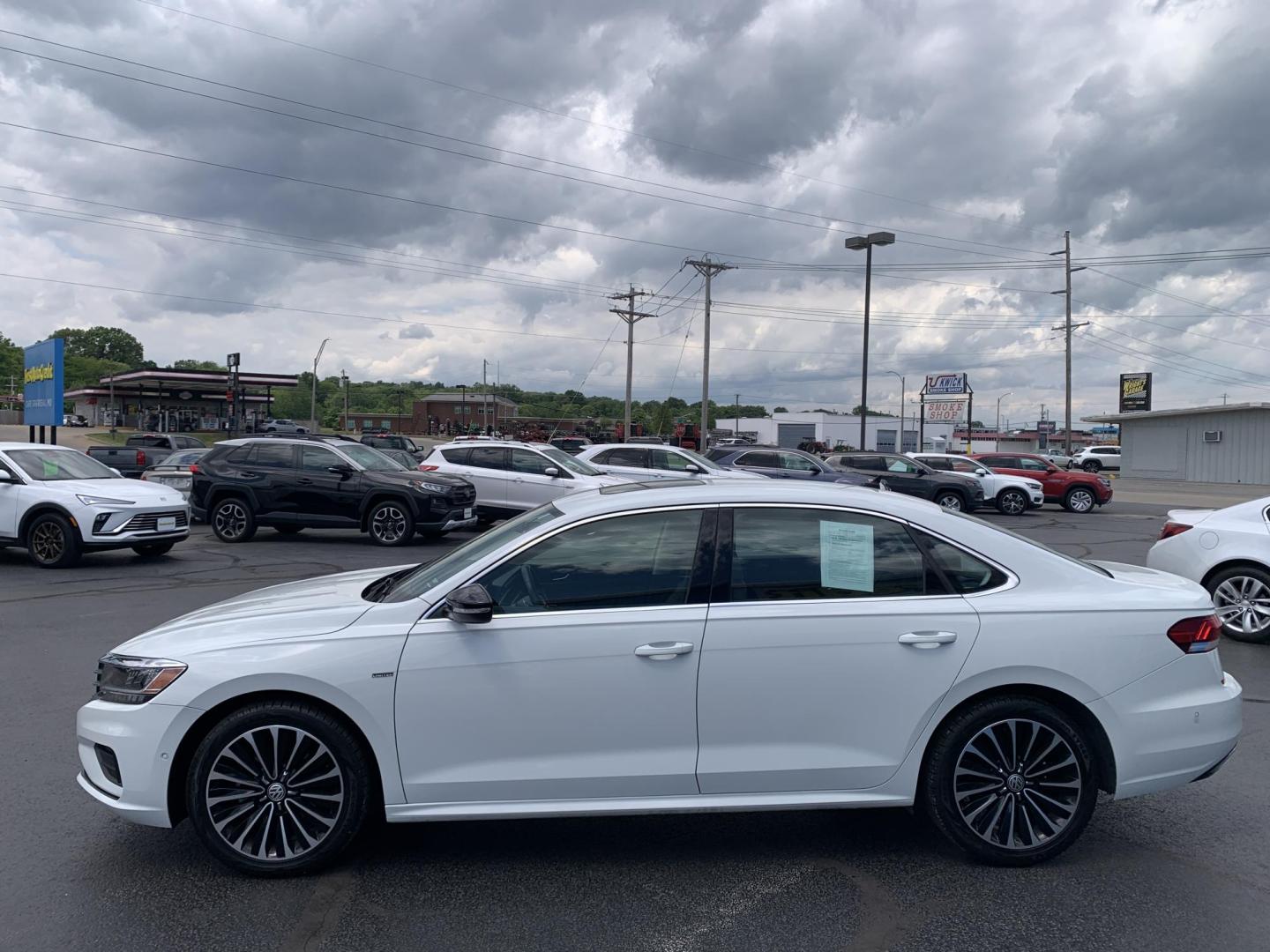 2022 WHITE /BROWN Volkswagen Passat Passat Limited Edition (1VWBA7A36NC) with an 2.0L L4 DOHC 16V engine, Automatic transmission, located at 506 S. Kingshighway, Cape Girardeau, MO, 63703, (573) 235-5000, 37.294991, -89.553635 - 2022 Volkswagen Passat Limited Edition 118,xxx Miles One Owner Leather Seats Power Seat Heated Seats Sunroof Backup Cam BlueTooth Front Wheel Drive Keyless Entry Remote Start We have financing available and we accept trades! Fill out a credit application on our website or come by today! - Photo#4