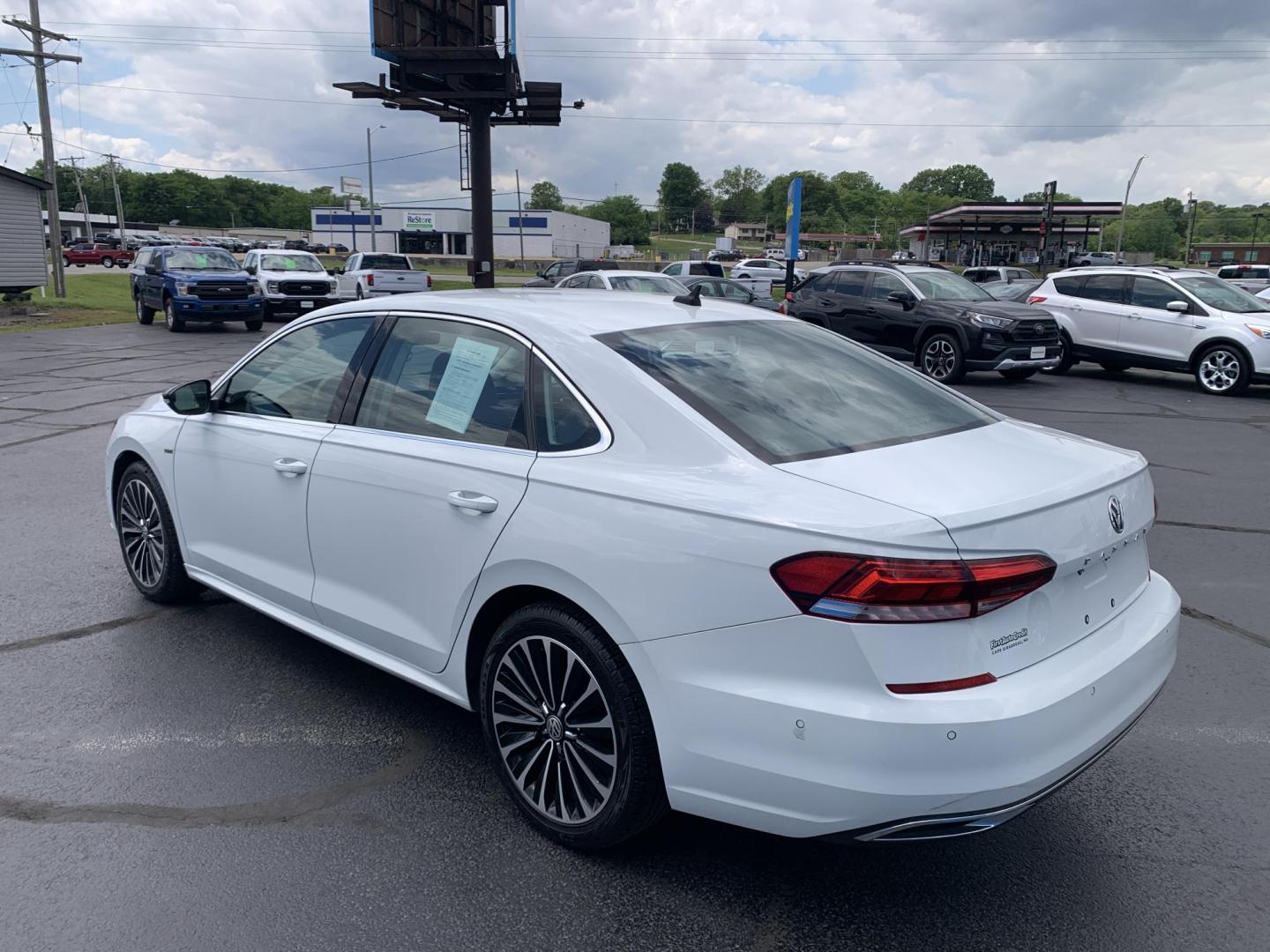 2022 WHITE /BROWN Volkswagen Passat Passat Limited Edition (1VWBA7A36NC) with an 2.0L L4 DOHC 16V engine, Automatic transmission, located at 506 S. Kingshighway, Cape Girardeau, MO, 63703, (573) 235-5000, 37.294991, -89.553635 - 2022 Volkswagen Passat Limited Edition 118,xxx Miles One Owner Leather Seats Power Seat Heated Seats Sunroof Backup Cam BlueTooth Front Wheel Drive Keyless Entry Remote Start We have financing available and we accept trades! Fill out a credit application on our website or come by today! - Photo#5