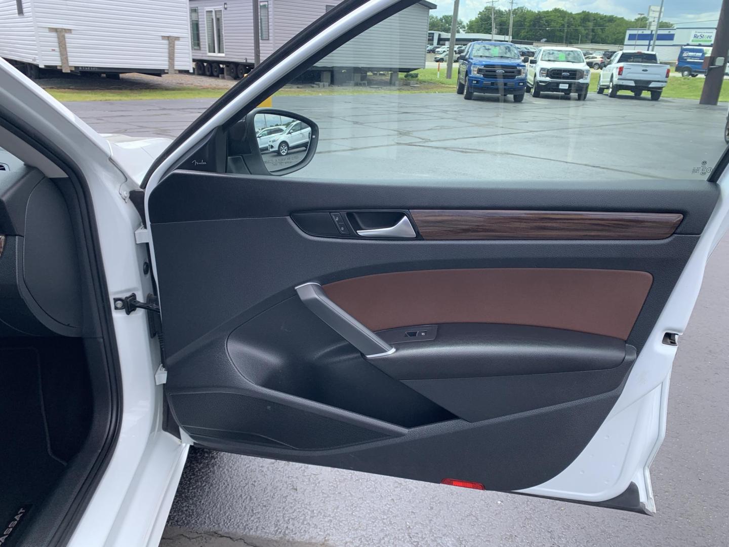 2022 WHITE /BROWN Volkswagen Passat Passat Limited Edition (1VWBA7A36NC) with an 2.0L L4 DOHC 16V engine, Automatic transmission, located at 506 S. Kingshighway, Cape Girardeau, MO, 63703, (573) 235-5000, 37.294991, -89.553635 - 2022 Volkswagen Passat Limited Edition 118,xxx Miles One Owner Leather Seats Power Seat Heated Seats Sunroof Backup Cam BlueTooth Front Wheel Drive Keyless Entry Remote Start We have financing available and we accept trades! Fill out a credit application on our website or come by today! - Photo#9