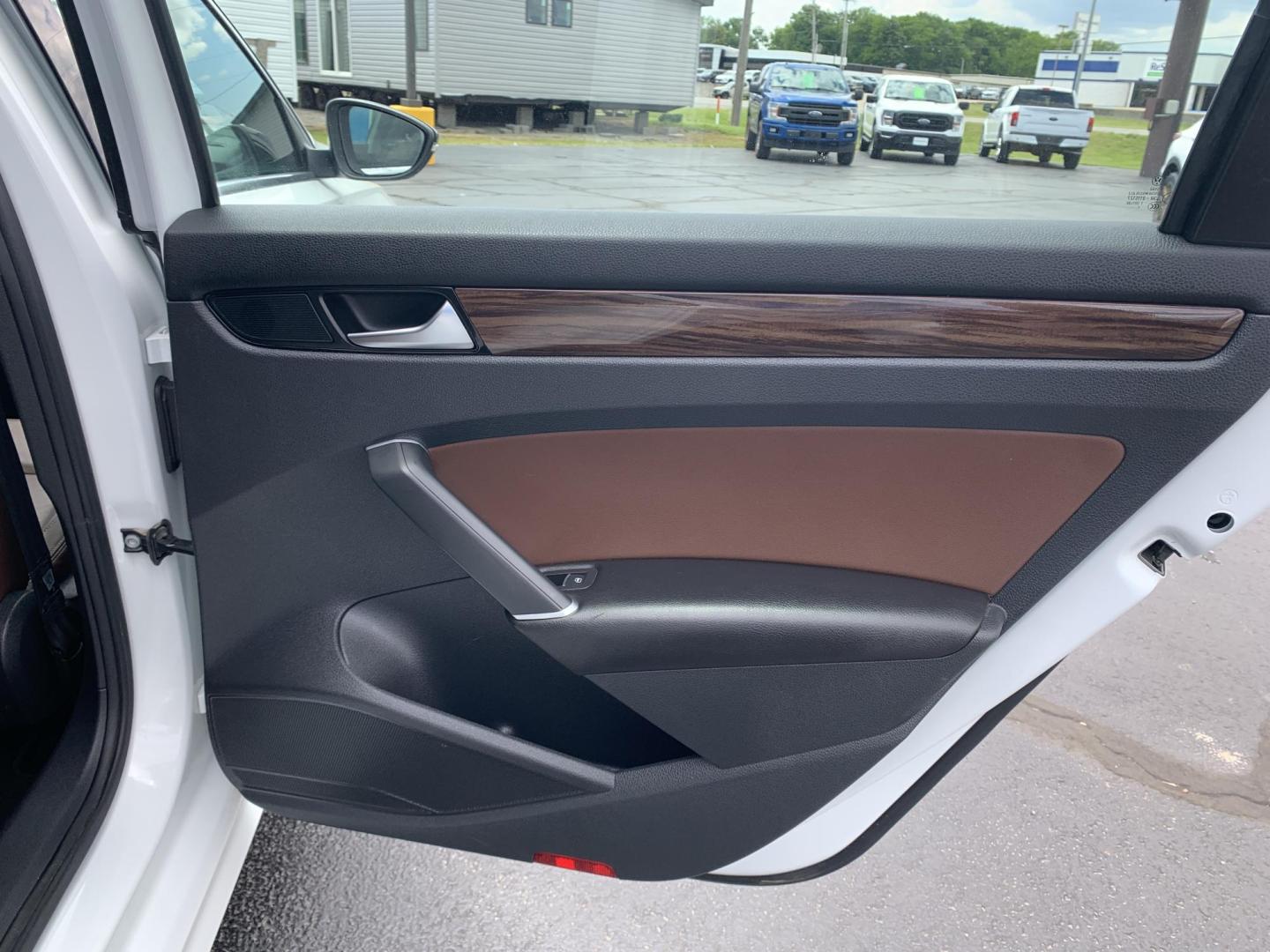 2022 WHITE /BROWN Volkswagen Passat Passat Limited Edition (1VWBA7A36NC) with an 2.0L L4 DOHC 16V engine, Automatic transmission, located at 506 S. Kingshighway, Cape Girardeau, MO, 63703, (573) 235-5000, 37.294991, -89.553635 - 2022 Volkswagen Passat Limited Edition 118,xxx Miles One Owner Leather Seats Power Seat Heated Seats Sunroof Backup Cam BlueTooth Front Wheel Drive Keyless Entry Remote Start We have financing available and we accept trades! Fill out a credit application on our website or come by today! - Photo#11