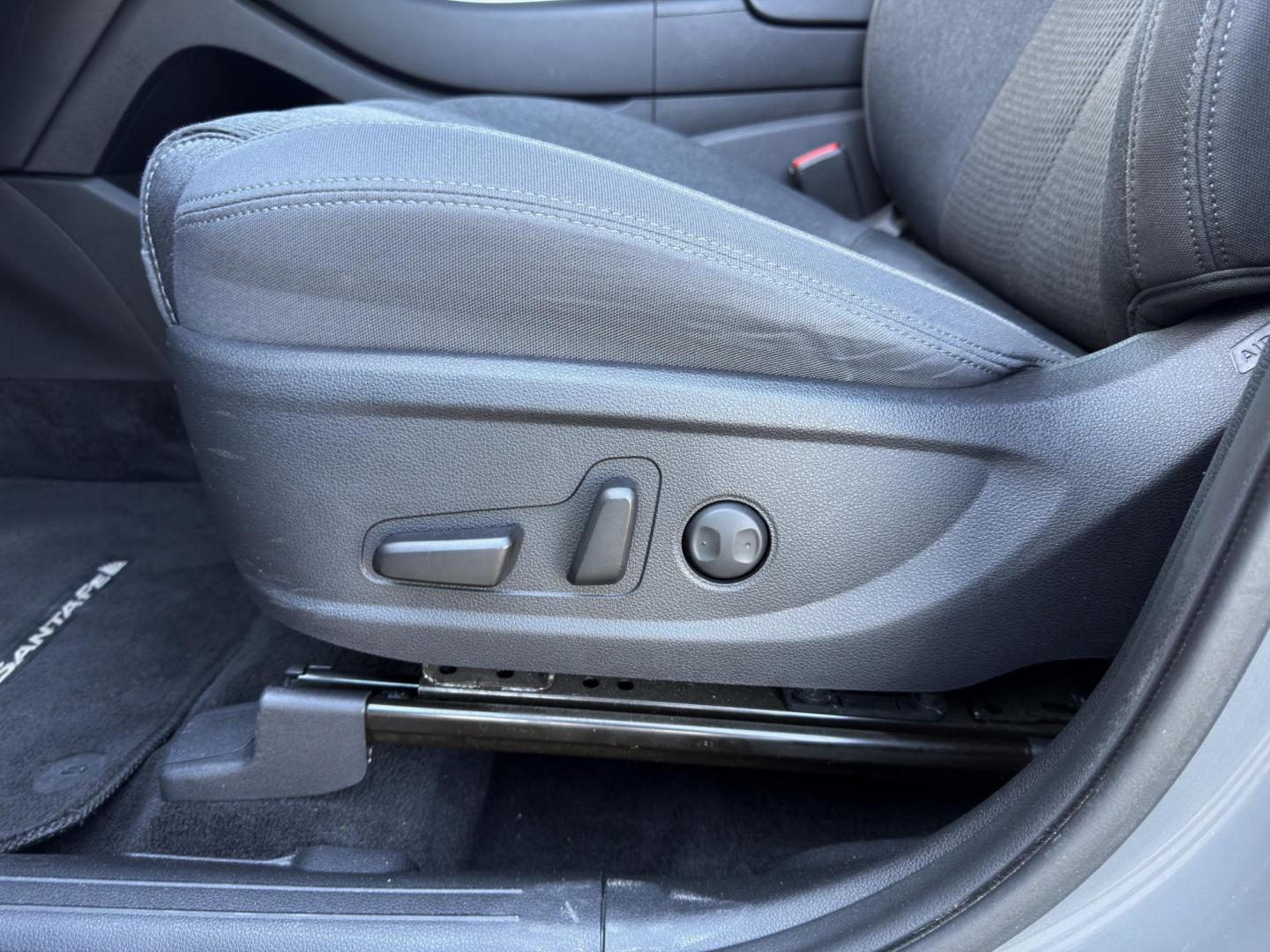 2021 GRAY /Black Hyundai Santa Fe SEL (5NMS24AJ4MH) with an 2.5L 4 Cyl. engine, Automatic transmission, located at 2990 Old Orchard Rd., Jackson, MO, 63755, 37.354214, -89.612106 - ** SALVAGE TITLE ** 2021 Hyundai Santa Fe SEL 1-Owner 93xxx miles Front Wheel Drive 2.5L 4 Cyl. Automatic Backup Camera Power Driver Seat Heated Seats Bluetooth Remote Start Cruise Power Windows/Locks/Mirrors We have financing available and we accept trades! Fill out a credit applicati - Photo#4