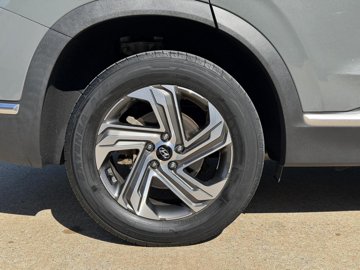 2021 GRAY /Black Hyundai Santa Fe SEL (5NMS24AJ4MH) with an 2.5L 4 Cyl. engine, Automatic transmission, located at 2990 Old Orchard Rd., Jackson, MO, 63755, 37.354214, -89.612106 - ** SALVAGE TITLE ** 2021 Hyundai Santa Fe SEL 1-Owner 93xxx miles Front Wheel Drive 2.5L 4 Cyl. Automatic Backup Camera Power Driver Seat Heated Seats Bluetooth Remote Start Cruise Power Windows/Locks/Mirrors We have financing available and we accept trades! Fill out a credit applicati - Photo#39