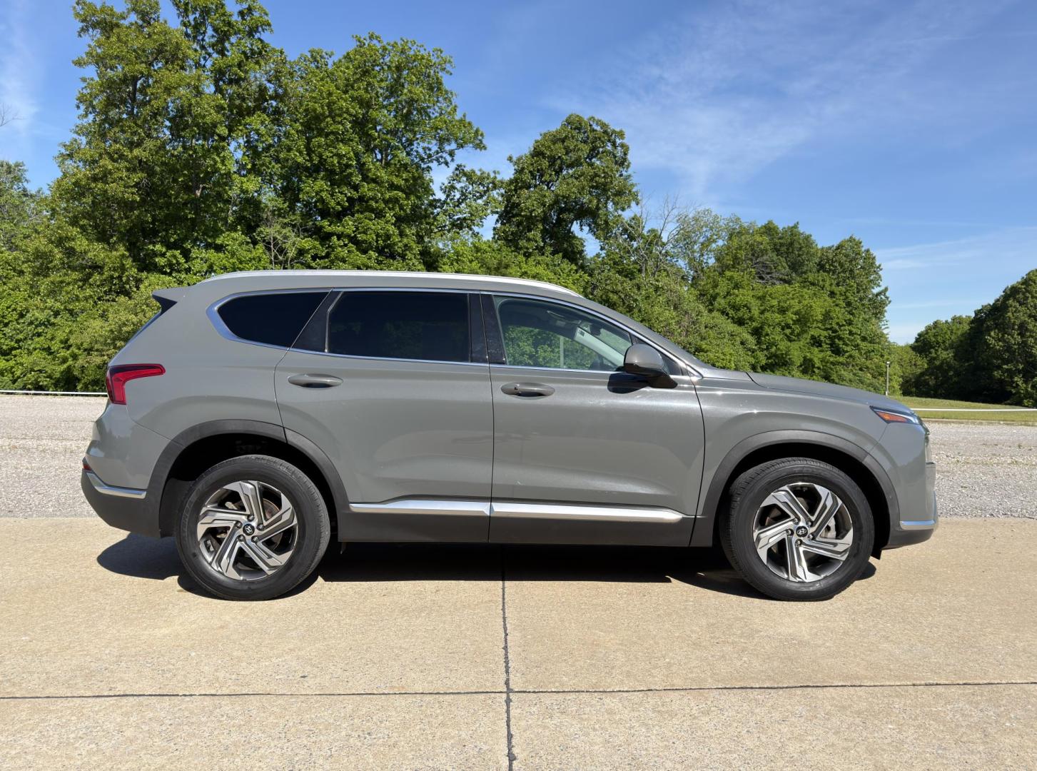 2021 GRAY /Black Hyundai Santa Fe SEL (5NMS24AJ4MH) with an 2.5L 4 Cyl. engine, Automatic transmission, located at 2990 Old Orchard Rd., Jackson, MO, 63755, 37.354214, -89.612106 - ** SALVAGE TITLE ** 2021 Hyundai Santa Fe SEL 1-Owner 93xxx miles Front Wheel Drive 2.5L 4 Cyl. Automatic Backup Camera Power Driver Seat Heated Seats Bluetooth Remote Start Cruise Power Windows/Locks/Mirrors We have financing available and we accept trades! Fill out a credit applicati - Photo#8