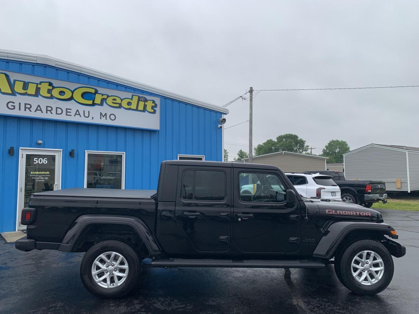2023 BLACK /BLACK Jeep Gladiator Sport (1C6HJTAG5PL) with an 3.6L V6 DOHC 24V engine, Automatic transmission, located at 506 S. Kingshighway, Cape Girardeau, MO, 63703, (573) 235-5000, 37.294991, -89.553635 - 2023 Jeep Gladiator Sport 63,xxx miles Power Windows Removable Hardtop Cruise Bluetooth Power Mirros Backup Cam Keyless Entry Remote Start We have financing available and we accept trades! Fill out a credit application on our website or come by today! If you have any questions, give us - Photo#9