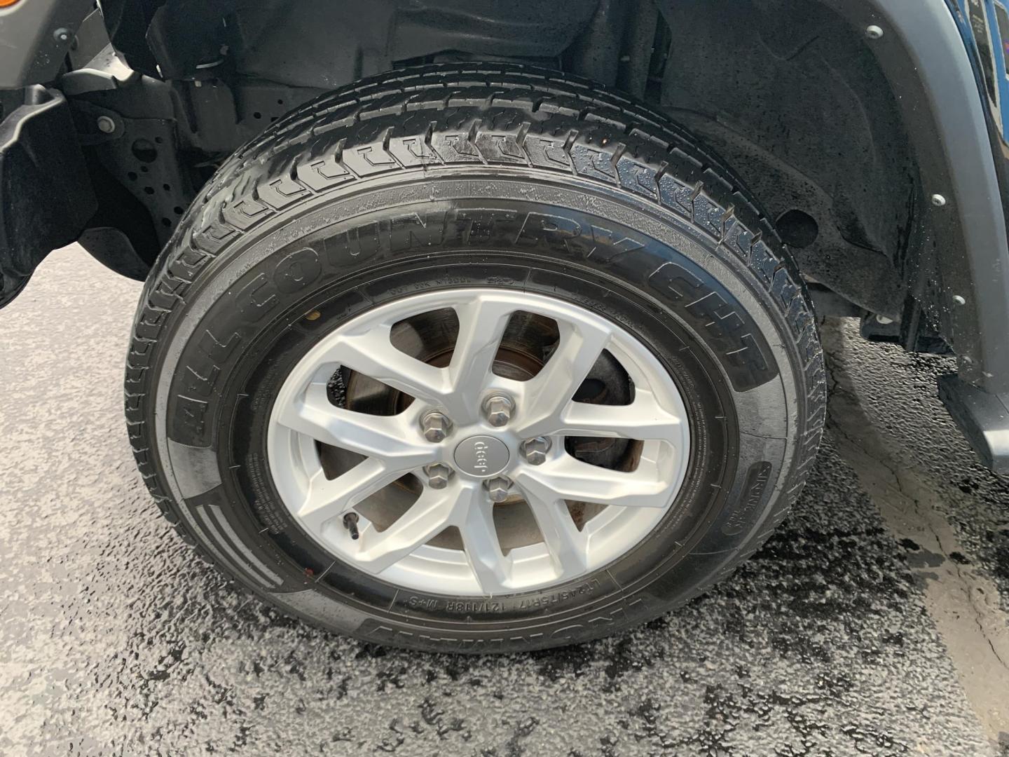 2023 BLACK /BLACK Jeep Gladiator Sport (1C6HJTAG5PL) with an 3.6L V6 DOHC 24V engine, Automatic transmission, located at 506 S. Kingshighway, Cape Girardeau, MO, 63703, (573) 235-5000, 37.294991, -89.553635 - 2023 Jeep Gladiator Sport 63,xxx miles Power Windows Removable Hardtop Cruise Bluetooth Power Mirros Backup Cam Keyless Entry Remote Start We have financing available and we accept trades! Fill out a credit application on our website or come by today! If you have any questions, give us - Photo#33