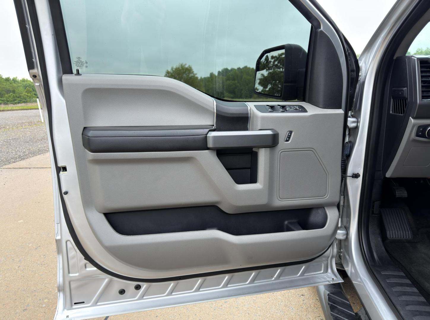 2017 SILVER /Gray Ford F-150 XLT SuperCrew 6.5-ft. Bed 4WD (1FTEW1EG5HF) with an 3.5L V6 TURBO engine, Automatic transmission, located at 2990 Old Orchard Rd., Jackson, MO, 63755, 37.354214, -89.612106 - 2017 Ford F-150 XLT 118xxx miles 4x4 3.5L V6 Automatic Backup Camera Bluetooth Remote Start Cruise Power Windows/Locks/Mirrors We have financing available and we accept trades! Fill out a credit application on our website or come by today! If you have any questions, give us a call at (573 - Photo#11