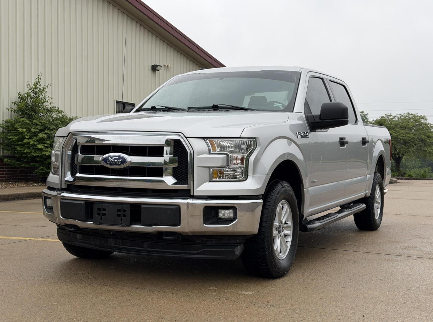 2017 SILVER /Gray Ford F-150 XLT SuperCrew 6.5-ft. Bed 4WD (1FTEW1EG5HF) with an 3.5L V6 TURBO engine, Automatic transmission, located at 2990 Old Orchard Rd., Jackson, MO, 63755, 37.354214, -89.612106 - 2017 Ford F-150 XLT 118xxx miles 4x4 3.5L V6 Automatic Backup Camera Bluetooth Remote Start Cruise Power Windows/Locks/Mirrors We have financing available and we accept trades! Fill out a credit application on our website or come by today! If you have any questions, give us a call at (573 - Photo#4