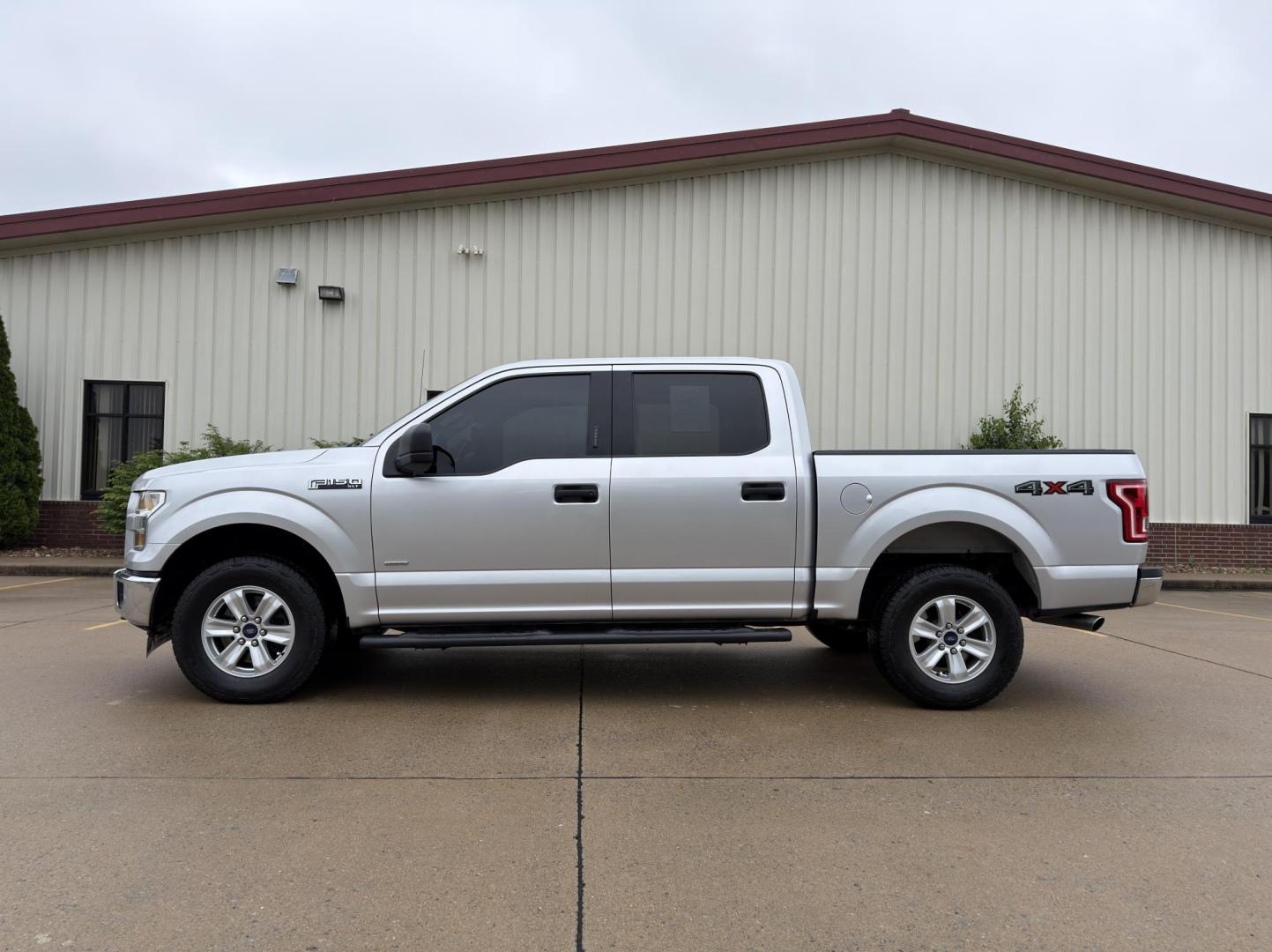 2017 SILVER /Gray Ford F-150 XLT SuperCrew 6.5-ft. Bed 4WD (1FTEW1EG5HF) with an 3.5L V6 TURBO engine, Automatic transmission, located at 2990 Old Orchard Rd., Jackson, MO, 63755, 37.354214, -89.612106 - 2017 Ford F-150 XLT 118xxx miles 4x4 3.5L V6 Automatic Backup Camera Bluetooth Remote Start Cruise Power Windows/Locks/Mirrors We have financing available and we accept trades! Fill out a credit application on our website or come by today! If you have any questions, give us a call at (573 - Photo#5