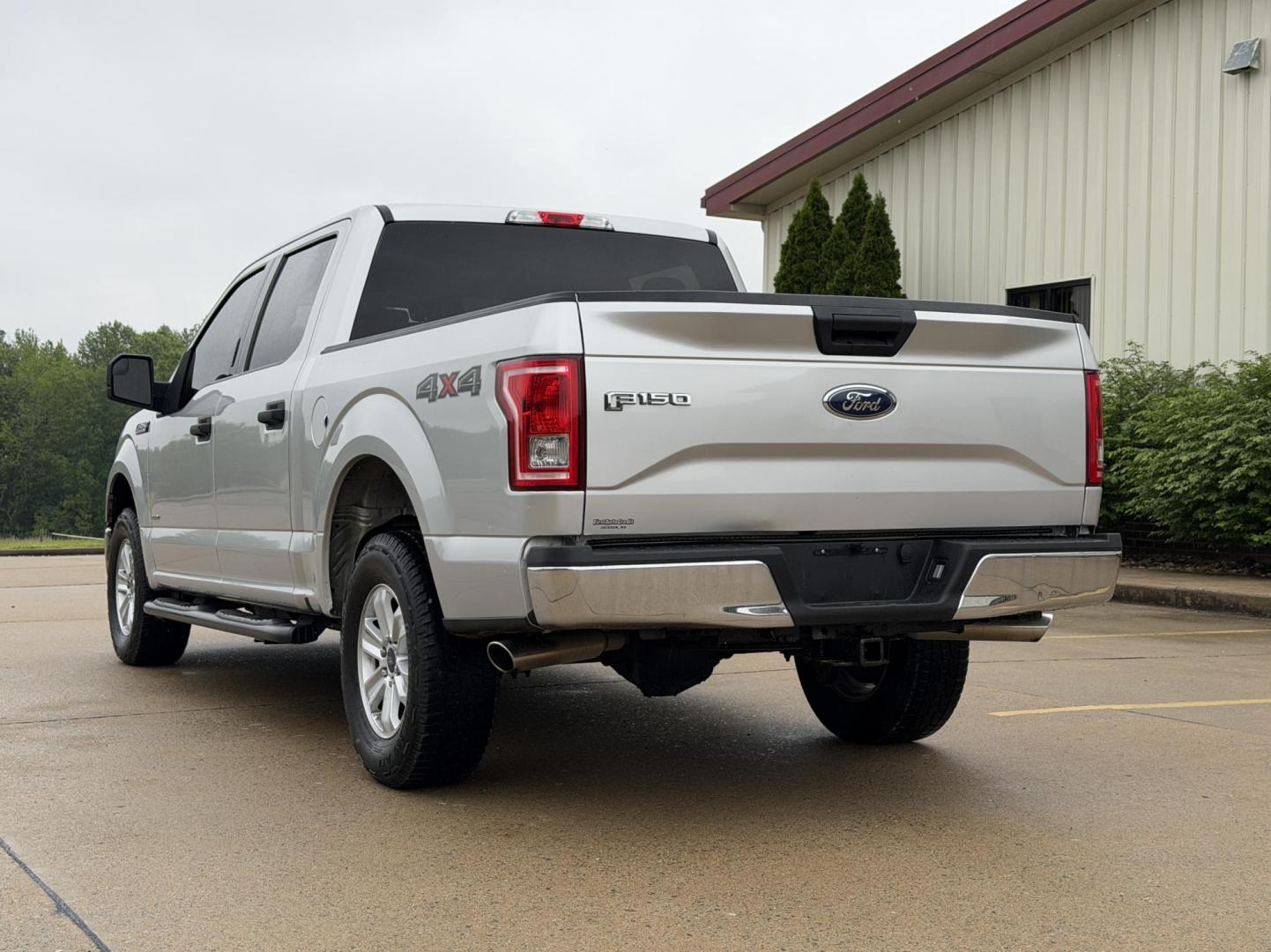 2017 SILVER /Gray Ford F-150 XLT SuperCrew 6.5-ft. Bed 4WD (1FTEW1EG5HF) with an 3.5L V6 TURBO engine, Automatic transmission, located at 2990 Old Orchard Rd., Jackson, MO, 63755, 37.354214, -89.612106 - 2017 Ford F-150 XLT 118xxx miles 4x4 3.5L V6 Automatic Backup Camera Bluetooth Remote Start Cruise Power Windows/Locks/Mirrors We have financing available and we accept trades! Fill out a credit application on our website or come by today! If you have any questions, give us a call at (573 - Photo#8