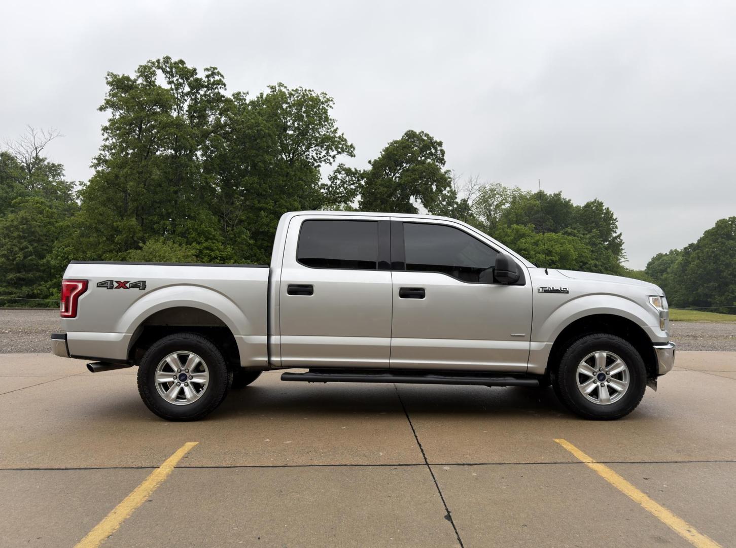 2017 SILVER /Gray Ford F-150 XLT SuperCrew 6.5-ft. Bed 4WD (1FTEW1EG5HF) with an 3.5L V6 TURBO engine, Automatic transmission, located at 2990 Old Orchard Rd., Jackson, MO, 63755, 37.354214, -89.612106 - 2017 Ford F-150 XLT 118xxx miles 4x4 3.5L V6 Automatic Backup Camera Bluetooth Remote Start Cruise Power Windows/Locks/Mirrors We have financing available and we accept trades! Fill out a credit application on our website or come by today! If you have any questions, give us a call at (573 - Photo#6