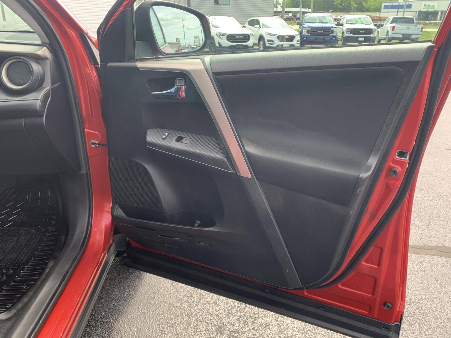 2015 RED /BLACK Toyota RAV4 XLE FWD (2T3WFREV0FW) with an 2.5L L4 DOHC 16V engine, Automatic transmission, located at 506 S. Kingshighway, Cape Girardeau, MO, 63703, (573) 235-5000, 37.294991, -89.553635 - 2015 Toyota RAV4 XLE 124,xxx miles Sunroof Backup Cam Bluetooth Front Wheel Drive Keyless Entry Power Windows/Locks/Mirrors We have financing available and we accept trades! Fill out a credit application on our website or come by today! If you have any questions, give us a call at (573) 2 - Photo#10