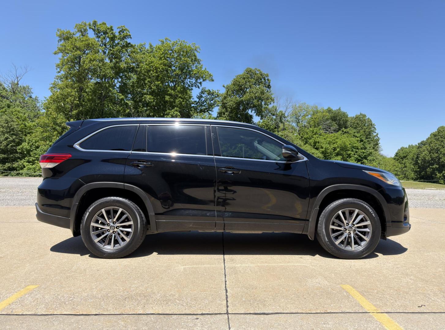 2018 BLACK /Gray Toyota Highlander XLE AWD V6 (5TDJZRFH0JS) with an 3.5L V6 engine, Automatic transmission, located at 2990 Old Orchard Rd., Jackson, MO, 63755, 37.354214, -89.612106 - 2018 Toyota Highlander XLE 1-Owner 195xxx miles All Wheel Drive 3.5L V6 Automatic Leather 3rd Row Navigation Power/Heated Seats Backup Camera Sunroof Bluetooth Cruise Power Windows/Locks/Mirrors We have financing available and we accept trades! Fill out a credit application on our web - Photo#9