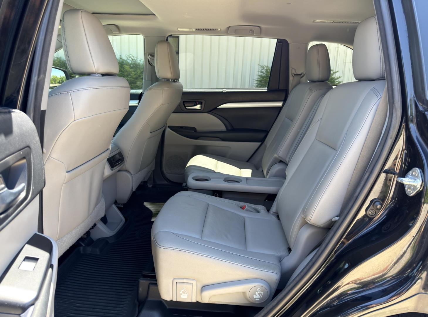 2018 BLACK /Gray Toyota Highlander XLE AWD V6 (5TDJZRFH0JS) with an 3.5L V6 engine, Automatic transmission, located at 2990 Old Orchard Rd., Jackson, MO, 63755, 37.354214, -89.612106 - 2018 Toyota Highlander XLE 1-Owner 195xxx miles All Wheel Drive 3.5L V6 Automatic Leather 3rd Row Navigation Power/Heated Seats Backup Camera Sunroof Bluetooth Cruise Power Windows/Locks/Mirrors We have financing available and we accept trades! Fill out a credit application on our web - Photo#18