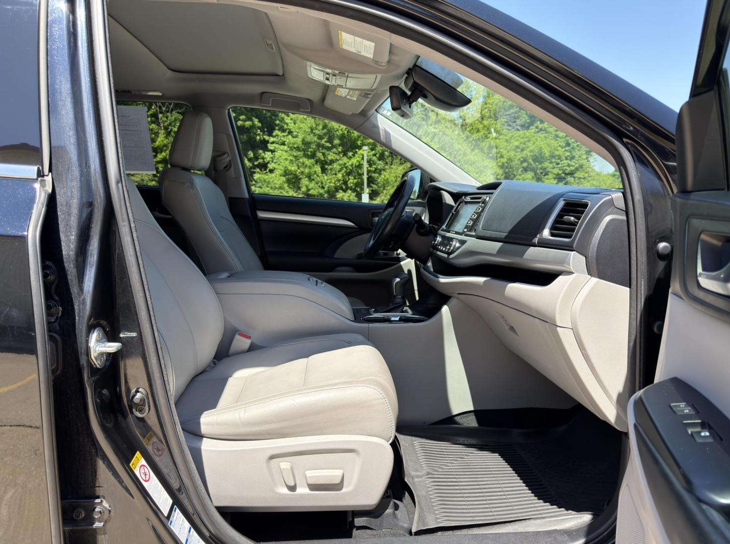 2018 BLACK /Gray Toyota Highlander XLE AWD V6 (5TDJZRFH0JS) with an 3.5L V6 engine, Automatic transmission, located at 2990 Old Orchard Rd., Jackson, MO, 63755, 37.354214, -89.612106 - 2018 Toyota Highlander XLE 1-Owner 195xxx miles All Wheel Drive 3.5L V6 Automatic Leather 3rd Row Navigation Power/Heated Seats Backup Camera Sunroof Bluetooth Cruise Power Windows/Locks/Mirrors We have financing available and we accept trades! Fill out a credit application on our web - Photo#17