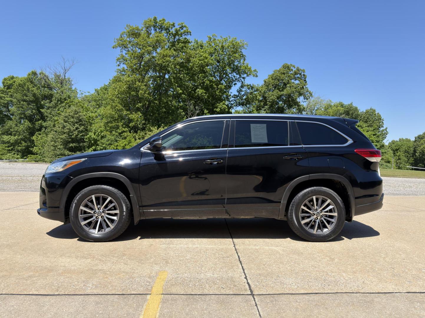 2018 BLACK /Gray Toyota Highlander XLE AWD V6 (5TDJZRFH0JS) with an 3.5L V6 engine, Automatic transmission, located at 2990 Old Orchard Rd., Jackson, MO, 63755, 37.354214, -89.612106 - 2018 Toyota Highlander XLE 1-Owner 195xxx miles All Wheel Drive 3.5L V6 Automatic Leather 3rd Row Navigation Power/Heated Seats Backup Camera Sunroof Bluetooth Cruise Power Windows/Locks/Mirrors We have financing available and we accept trades! Fill out a credit application on our web - Photo#8