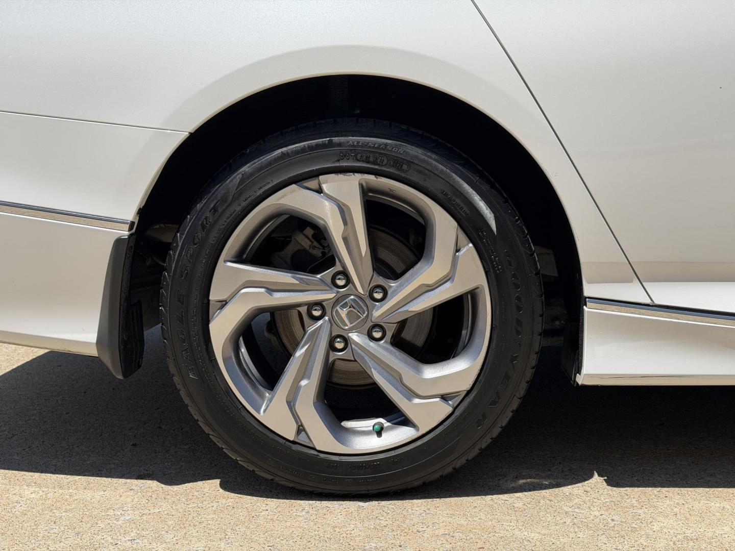 2018 WHITE /Tan Honda Accord EX-L CVT (1HGCV1F5XJA) with an 1.5L 4 Cyl. engine, CVT transmission, located at 2990 Old Orchard Rd., Jackson, MO, 63755, 37.354214, -89.612106 - 2018 Honda Accord EX-L 1-Owner 46xxx miles Front Wheel Drive 1.5L 4 Cyl. Automatic Leather Backup Camera Power/Heated Seats Sunroof Bluetooth Remote Start Cruise Power Windows/Locks/Mirrors We have financing available and we accept trades! Fill out a credit application on our website o - Photo#42