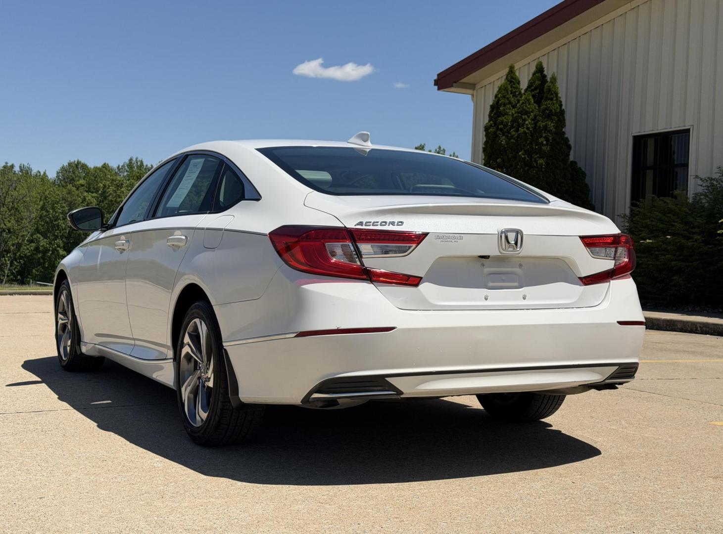 2018 WHITE /Tan Honda Accord EX-L CVT (1HGCV1F5XJA) with an 1.5L 4 Cyl. engine, CVT transmission, located at 2990 Old Orchard Rd., Jackson, MO, 63755, 37.354214, -89.612106 - 2018 Honda Accord EX-L 1-Owner 46xxx miles Front Wheel Drive 1.5L 4 Cyl. Automatic Leather Backup Camera Power/Heated Seats Sunroof Bluetooth Remote Start Cruise Power Windows/Locks/Mirrors We have financing available and we accept trades! Fill out a credit application on our website o - Photo#11