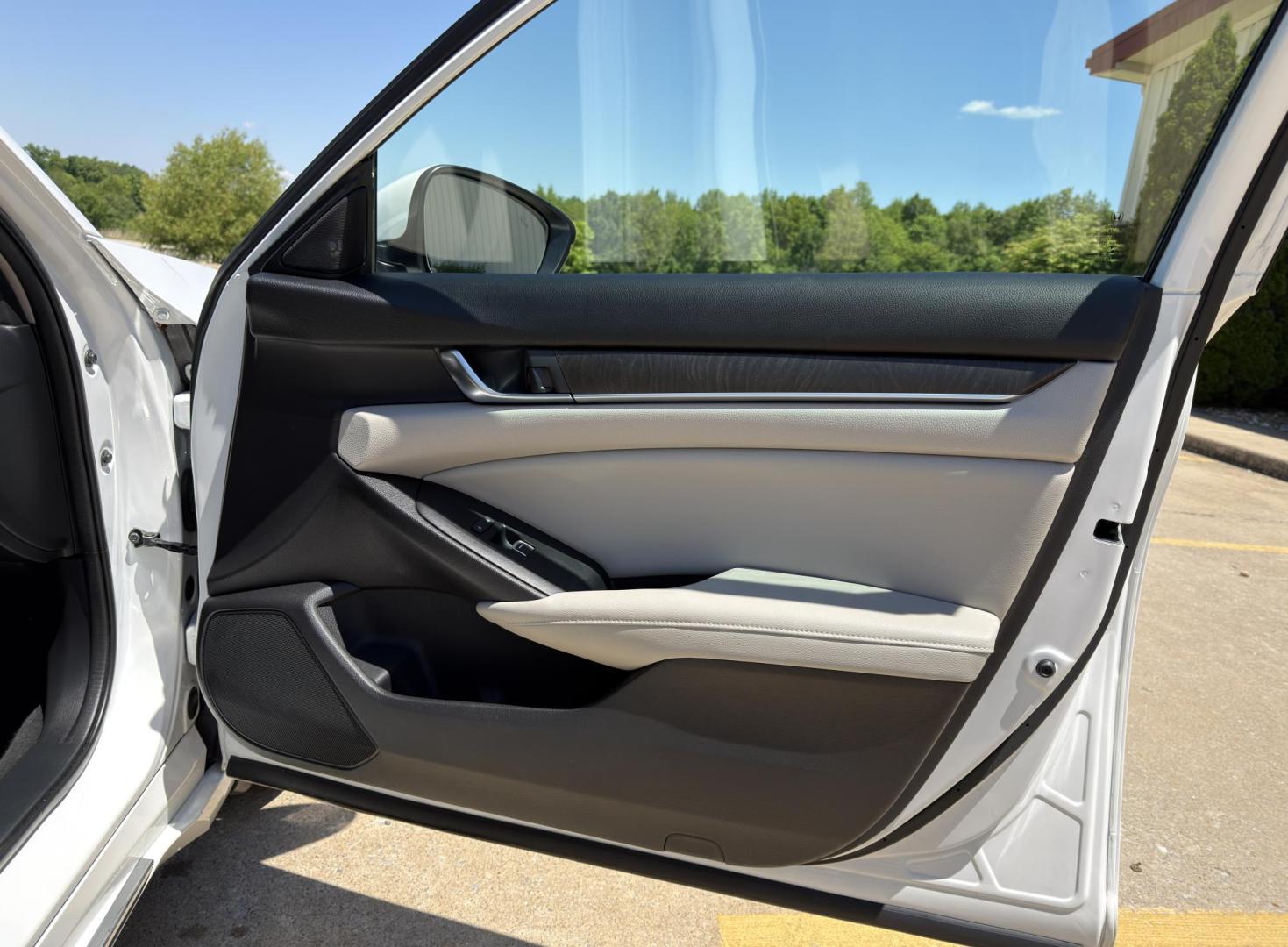 2018 WHITE /Tan Honda Accord EX-L CVT (1HGCV1F5XJA) with an 1.5L 4 Cyl. engine, CVT transmission, located at 2990 Old Orchard Rd., Jackson, MO, 63755, 37.354214, -89.612106 - 2018 Honda Accord EX-L 1-Owner 46xxx miles Front Wheel Drive 1.5L 4 Cyl. Automatic Leather Backup Camera Power/Heated Seats Sunroof Bluetooth Remote Start Cruise Power Windows/Locks/Mirrors We have financing available and we accept trades! Fill out a credit application on our website o - Photo#16
