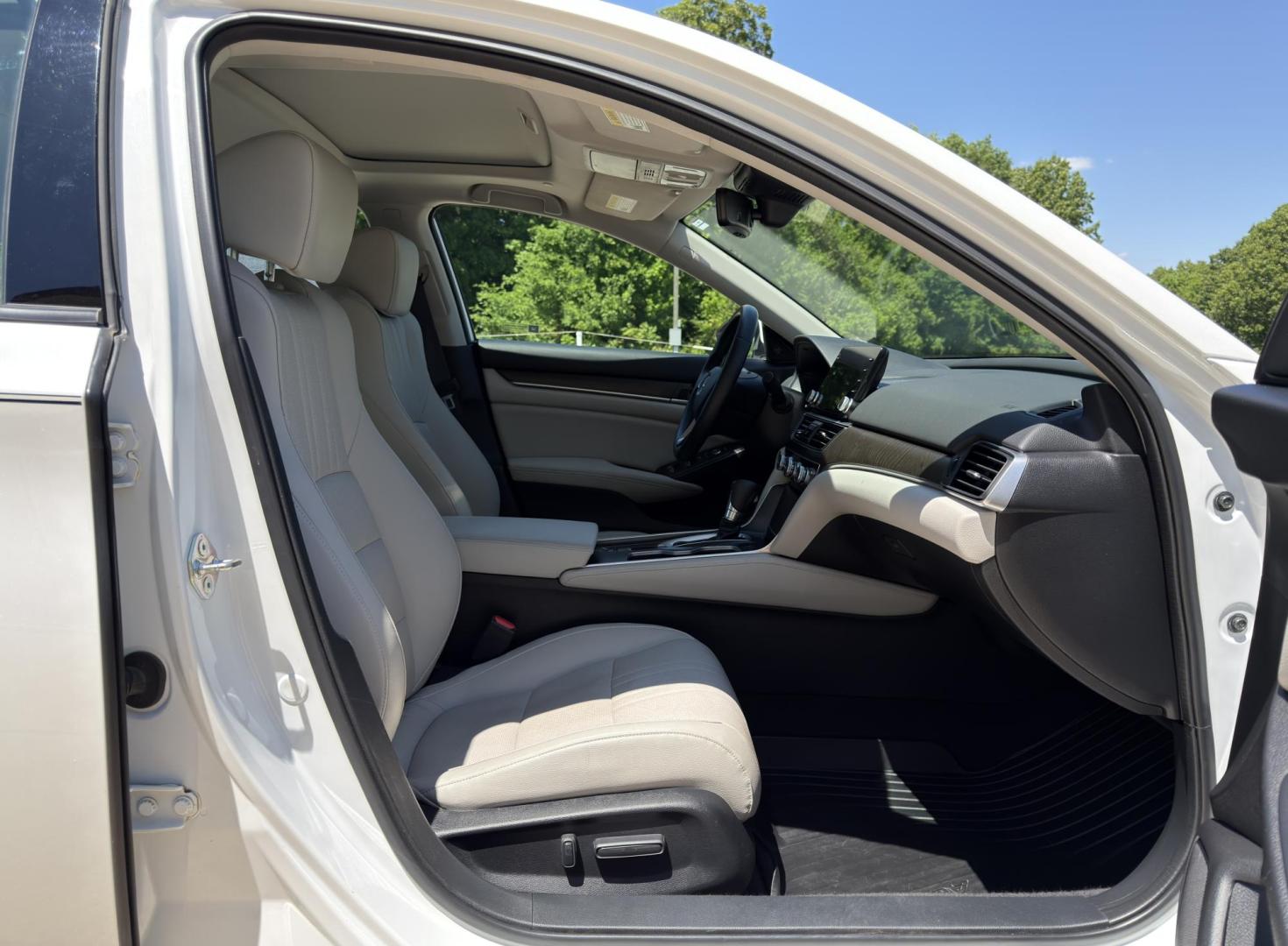 2018 WHITE /Tan Honda Accord EX-L CVT (1HGCV1F5XJA) with an 1.5L 4 Cyl. engine, CVT transmission, located at 2990 Old Orchard Rd., Jackson, MO, 63755, 37.354214, -89.612106 - 2018 Honda Accord EX-L 1-Owner 46xxx miles Front Wheel Drive 1.5L 4 Cyl. Automatic Leather Backup Camera Power/Heated Seats Sunroof Bluetooth Remote Start Cruise Power Windows/Locks/Mirrors We have financing available and we accept trades! Fill out a credit application on our website o - Photo#17