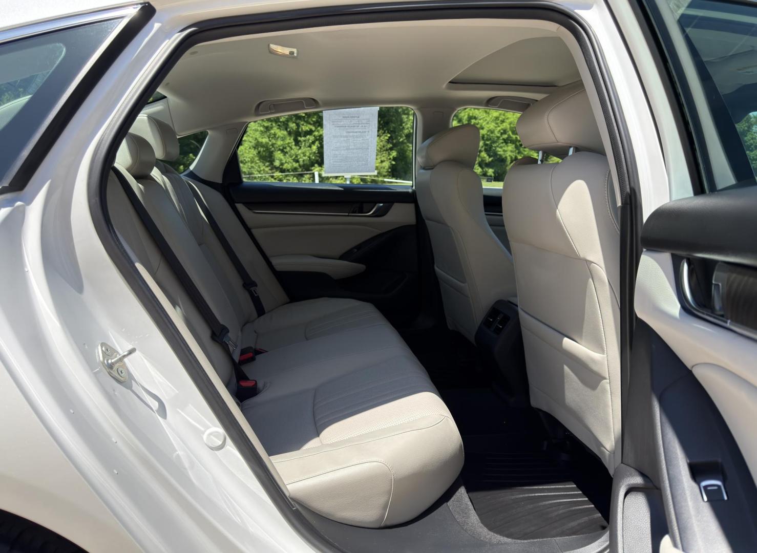 2018 WHITE /Tan Honda Accord EX-L CVT (1HGCV1F5XJA) with an 1.5L 4 Cyl. engine, CVT transmission, located at 2990 Old Orchard Rd., Jackson, MO, 63755, 37.354214, -89.612106 - 2018 Honda Accord EX-L 1-Owner 46xxx miles Front Wheel Drive 1.5L 4 Cyl. Automatic Leather Backup Camera Power/Heated Seats Sunroof Bluetooth Remote Start Cruise Power Windows/Locks/Mirrors We have financing available and we accept trades! Fill out a credit application on our website o - Photo#19