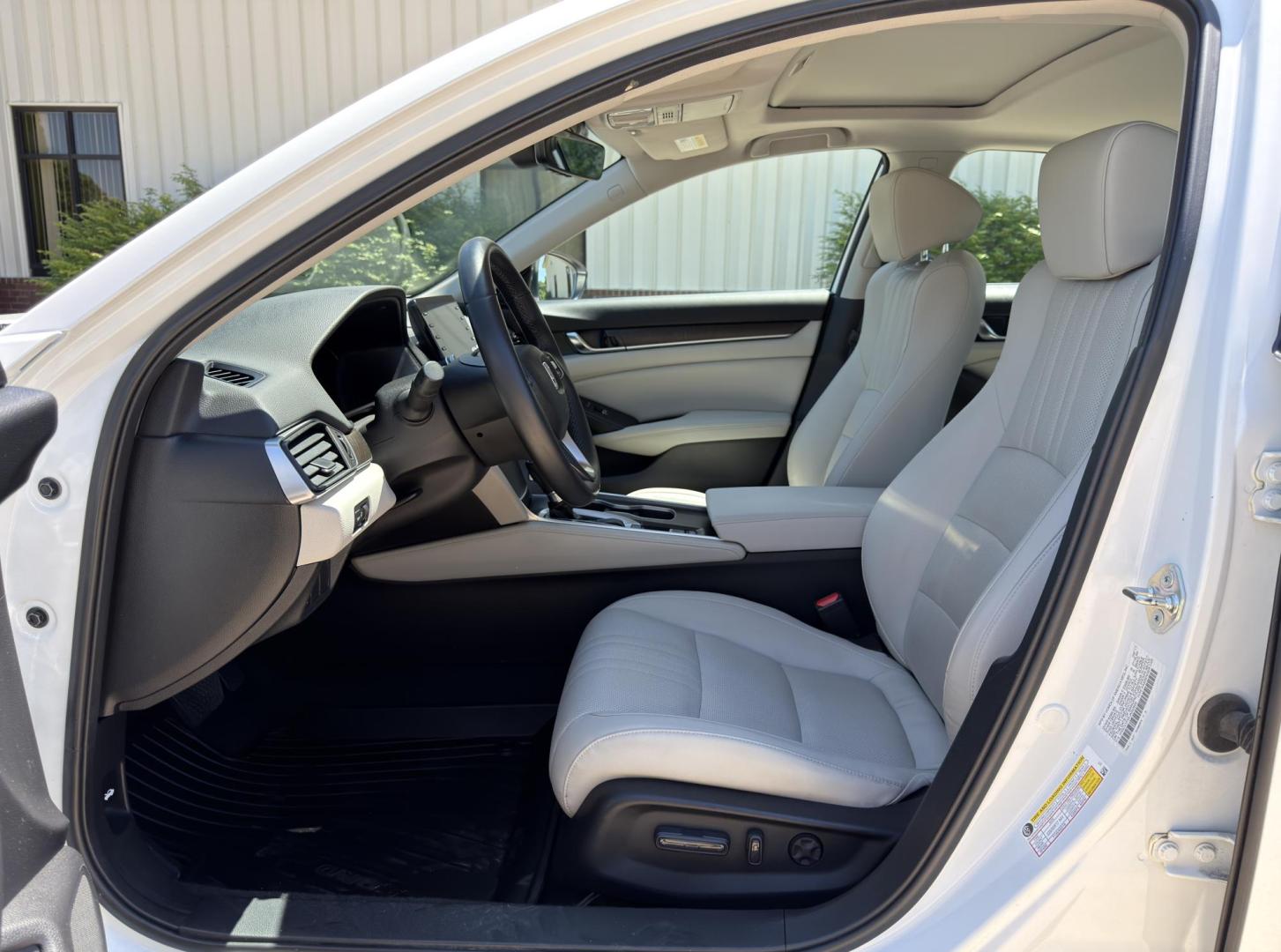 2018 WHITE /Tan Honda Accord EX-L CVT (1HGCV1F5XJA) with an 1.5L 4 Cyl. engine, CVT transmission, located at 2990 Old Orchard Rd., Jackson, MO, 63755, 37.354214, -89.612106 - 2018 Honda Accord EX-L 1-Owner 46xxx miles Front Wheel Drive 1.5L 4 Cyl. Automatic Leather Backup Camera Power/Heated Seats Sunroof Bluetooth Remote Start Cruise Power Windows/Locks/Mirrors We have financing available and we accept trades! Fill out a credit application on our website o - Photo#15