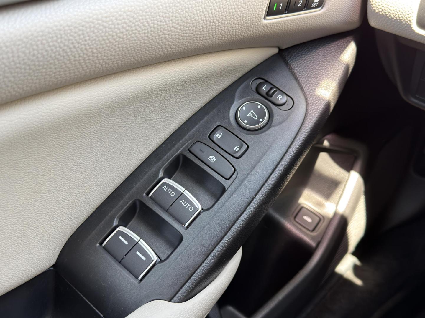 2018 WHITE /Tan Honda Accord EX-L CVT (1HGCV1F5XJA) with an 1.5L 4 Cyl. engine, CVT transmission, located at 2990 Old Orchard Rd., Jackson, MO, 63755, 37.354214, -89.612106 - 2018 Honda Accord EX-L 1-Owner 46xxx miles Front Wheel Drive 1.5L 4 Cyl. Automatic Leather Backup Camera Power/Heated Seats Sunroof Bluetooth Remote Start Cruise Power Windows/Locks/Mirrors We have financing available and we accept trades! Fill out a credit application on our website o - Photo#31