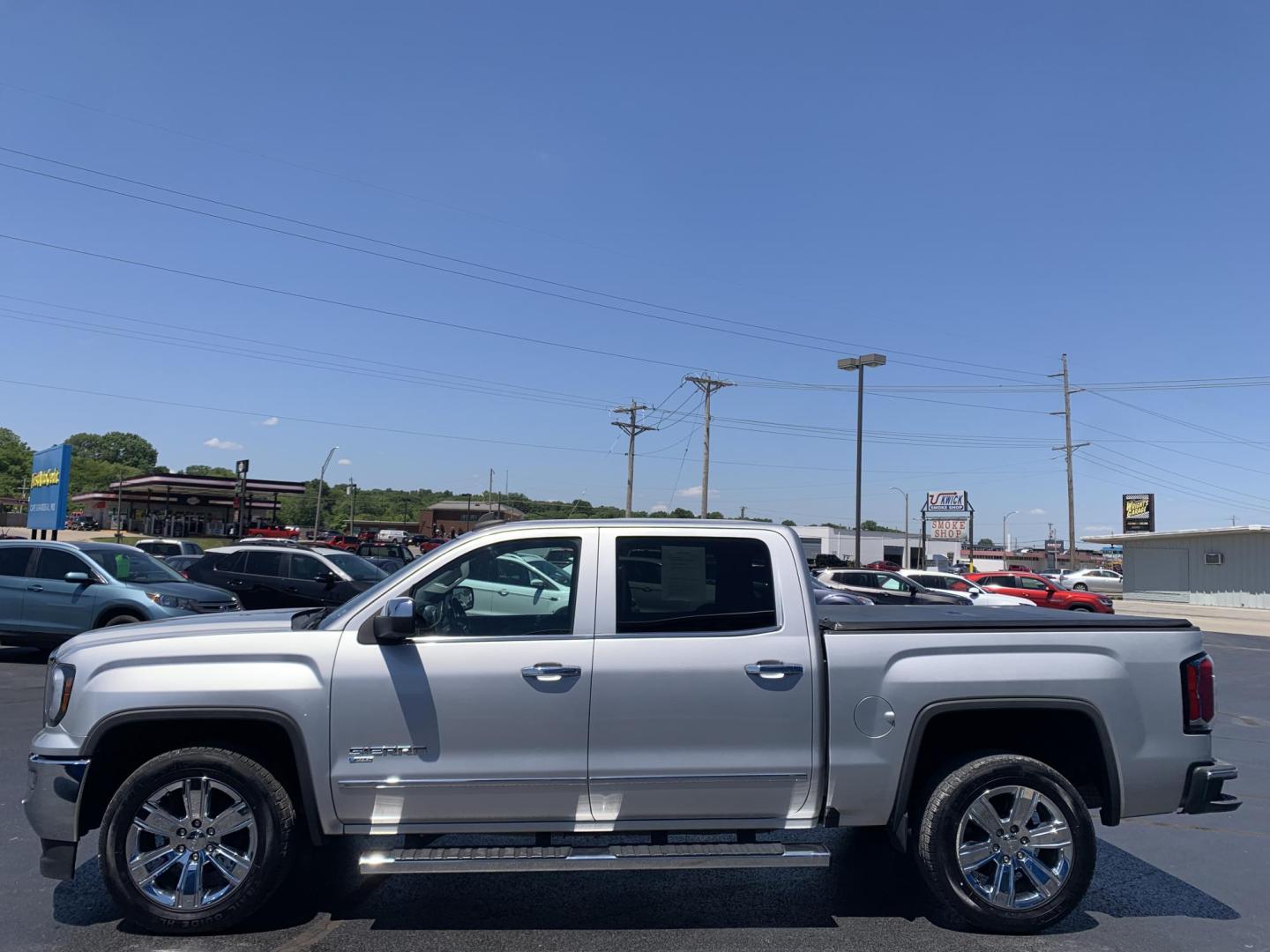 2018 SILVER /GRAY GMC Sierra 1500 SLT Crew Cab Long Box 2WD (3GTU1NER9JG) with an 5.3L V8 OHV 16V engine, Automatic transmission, located at 506 S. Kingshighway, Cape Girardeau, MO, 63703, (573) 235-5000, 37.294991, -89.553635 - 2018 GMC Sierra 1500 SLT Crew Cab Long Box 2WD 105,xxx miles Heated Seats Cooled Seats Leather Backup Cam Bluetooth Heated Steering Wheel Power Windows/Locks/Mirrors Keyless Entry Remote Start We have financing available and we accept trades! Fill out a credit application on our website o - Photo#4