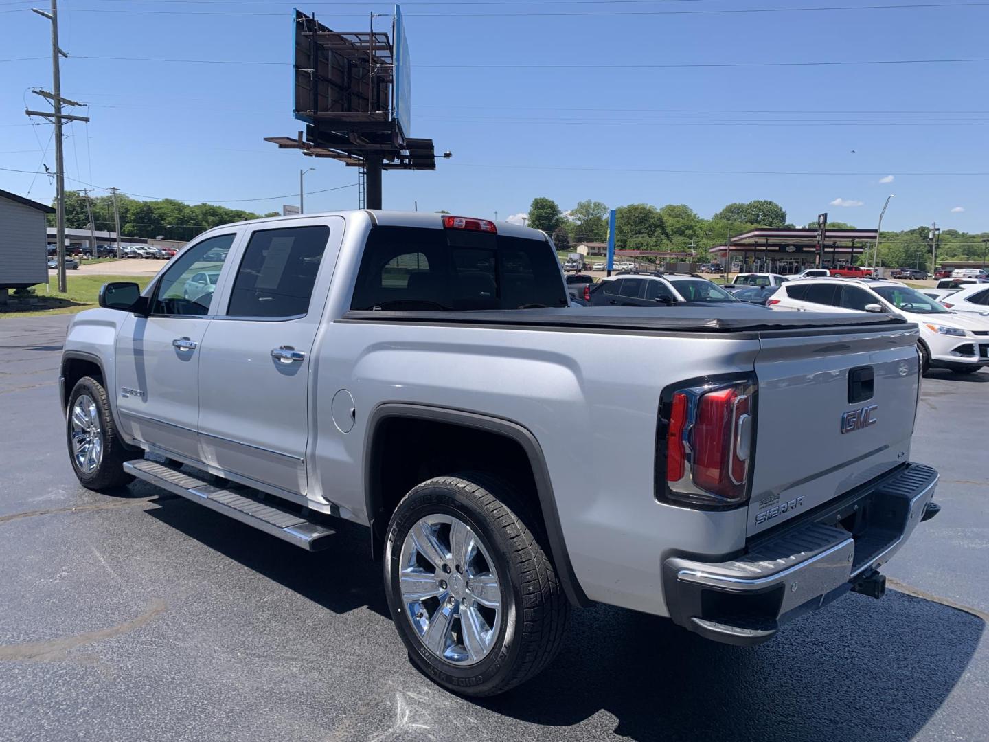 2018 SILVER /GRAY GMC Sierra 1500 SLT Crew Cab Long Box 2WD (3GTU1NER9JG) with an 5.3L V8 OHV 16V engine, Automatic transmission, located at 506 S. Kingshighway, Cape Girardeau, MO, 63703, (573) 235-5000, 37.294991, -89.553635 - 2018 GMC Sierra 1500 SLT Crew Cab Long Box 2WD 105,xxx miles Heated Seats Cooled Seats Leather Backup Cam Bluetooth Heated Steering Wheel Power Windows/Locks/Mirrors Keyless Entry Remote Start We have financing available and we accept trades! Fill out a credit application on our website o - Photo#5