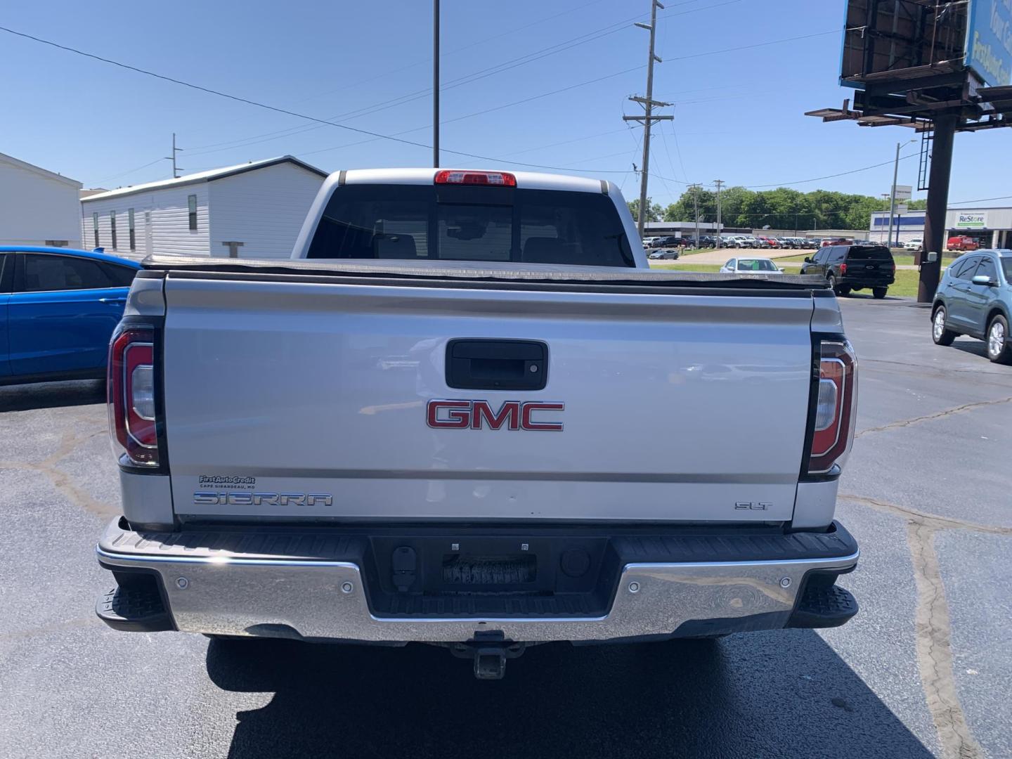 2018 SILVER /GRAY GMC Sierra 1500 SLT Crew Cab Long Box 2WD (3GTU1NER9JG) with an 5.3L V8 OHV 16V engine, Automatic transmission, located at 506 S. Kingshighway, Cape Girardeau, MO, 63703, (573) 235-5000, 37.294991, -89.553635 - 2018 GMC Sierra 1500 SLT Crew Cab Long Box 2WD 105,xxx miles Heated Seats Cooled Seats Leather Backup Cam Bluetooth Heated Steering Wheel Power Windows/Locks/Mirrors Keyless Entry Remote Start We have financing available and we accept trades! Fill out a credit application on our website o - Photo#6