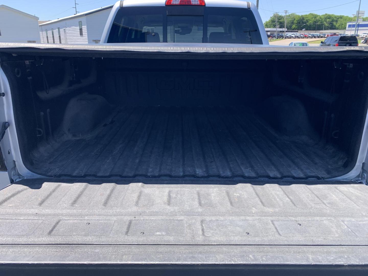 2018 SILVER /GRAY GMC Sierra 1500 SLT Crew Cab Long Box 2WD (3GTU1NER9JG) with an 5.3L V8 OHV 16V engine, Automatic transmission, located at 506 S. Kingshighway, Cape Girardeau, MO, 63703, (573) 235-5000, 37.294991, -89.553635 - 2018 GMC Sierra 1500 SLT Crew Cab Long Box 2WD 105,xxx miles Heated Seats Cooled Seats Leather Backup Cam Bluetooth Heated Steering Wheel Power Windows/Locks/Mirrors Keyless Entry Remote Start We have financing available and we accept trades! Fill out a credit application on our website o - Photo#7
