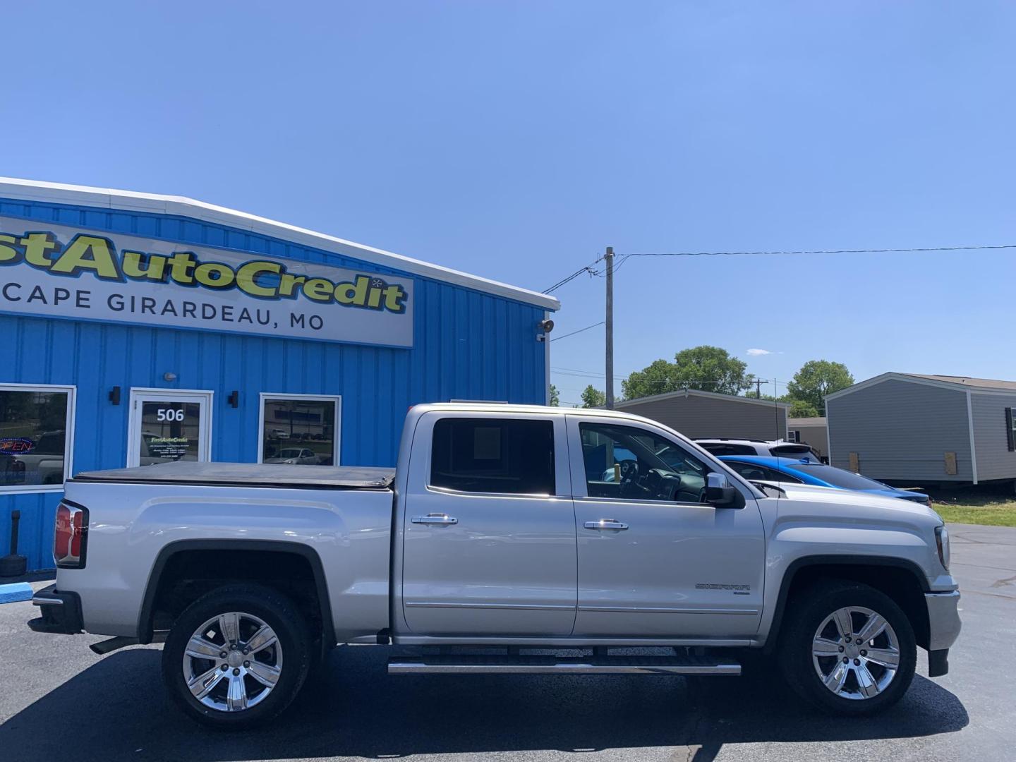 2018 SILVER /GRAY GMC Sierra 1500 SLT Crew Cab Long Box 2WD (3GTU1NER9JG) with an 5.3L V8 OHV 16V engine, Automatic transmission, located at 506 S. Kingshighway, Cape Girardeau, MO, 63703, (573) 235-5000, 37.294991, -89.553635 - 2018 GMC Sierra 1500 SLT Crew Cab Long Box 2WD 105,xxx miles Heated Seats Cooled Seats Leather Backup Cam Bluetooth Heated Steering Wheel Power Windows/Locks/Mirrors Keyless Entry Remote Start We have financing available and we accept trades! Fill out a credit application on our website o - Photo#9